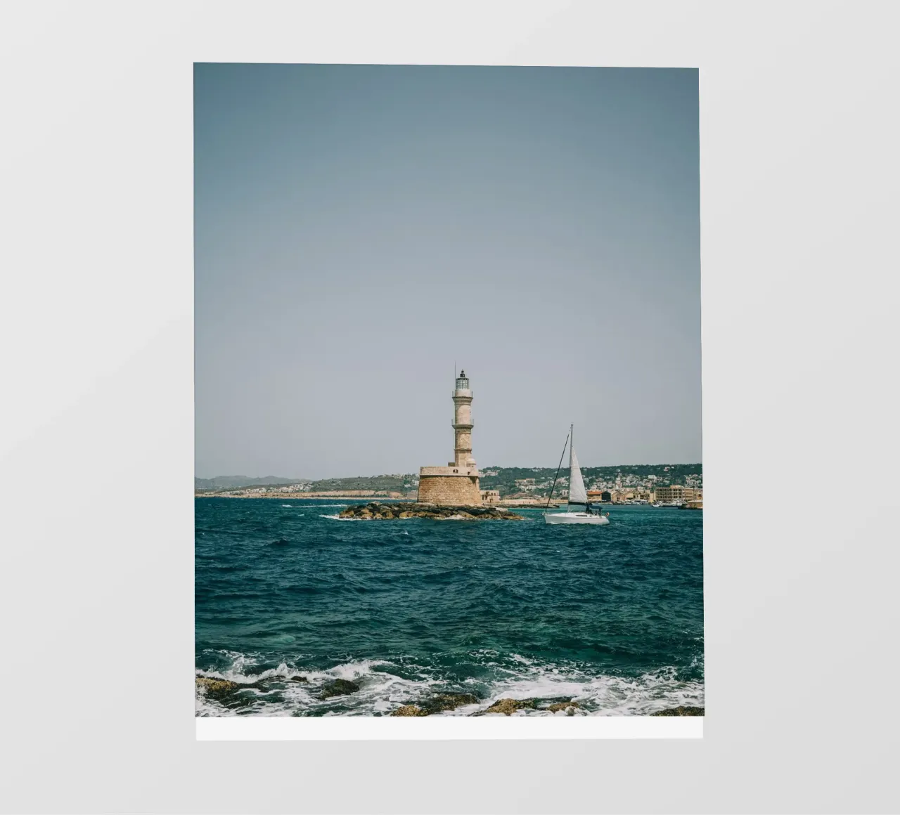 Faro a Creta con barca a vela | Vista mare Grecia pellicola backlit da Bold and Retro