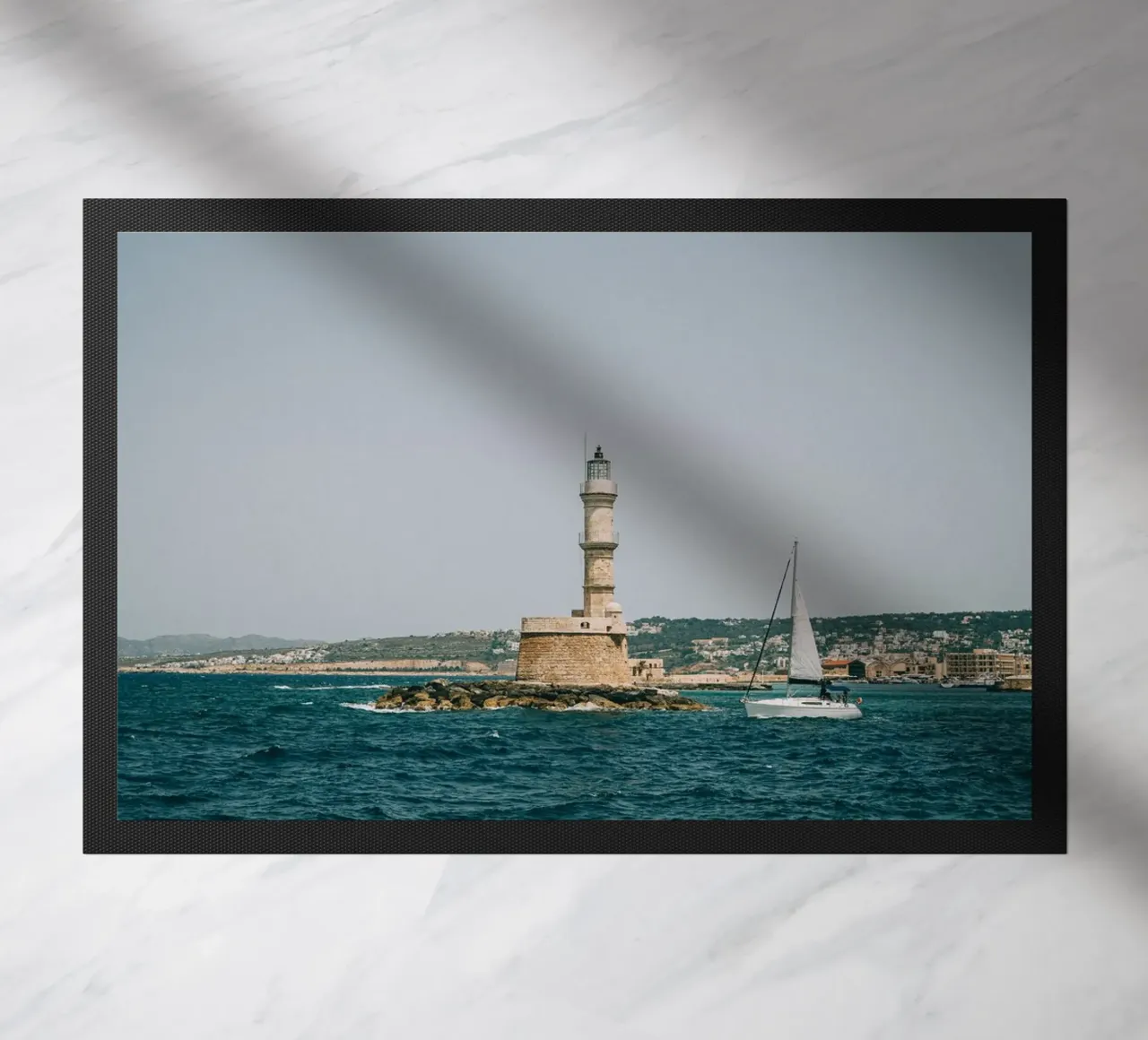 Phare en Crète avec voilier | Vue sur la mer Grèce paillasson de Bold and Retro