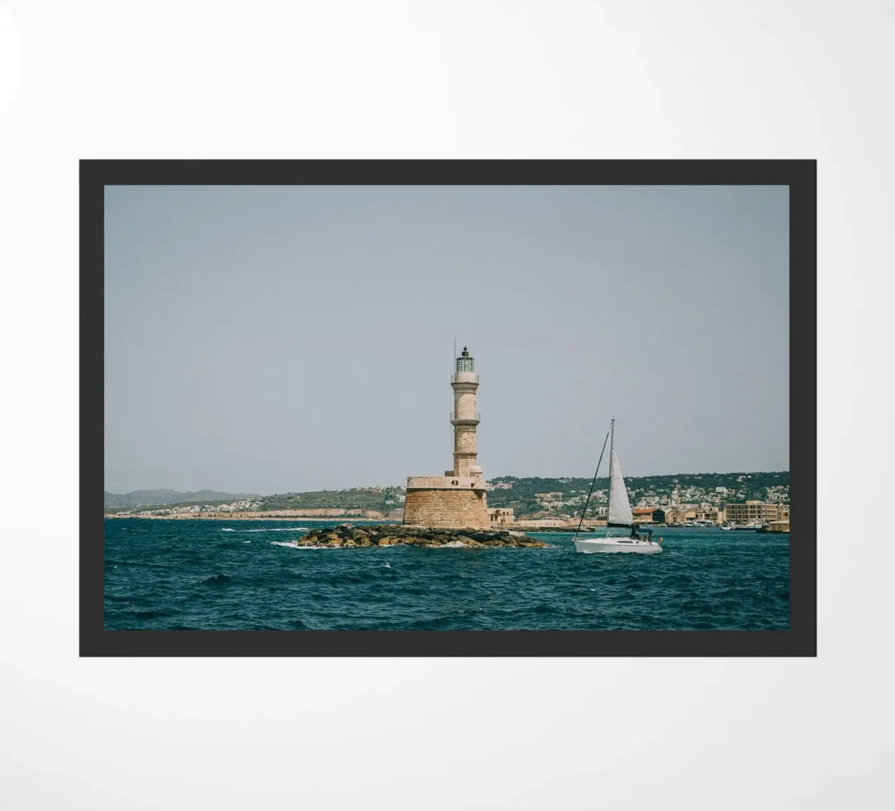 Phare en Crète avec voilier | Vue sur la mer Grèce paillasson de Bold and Retro