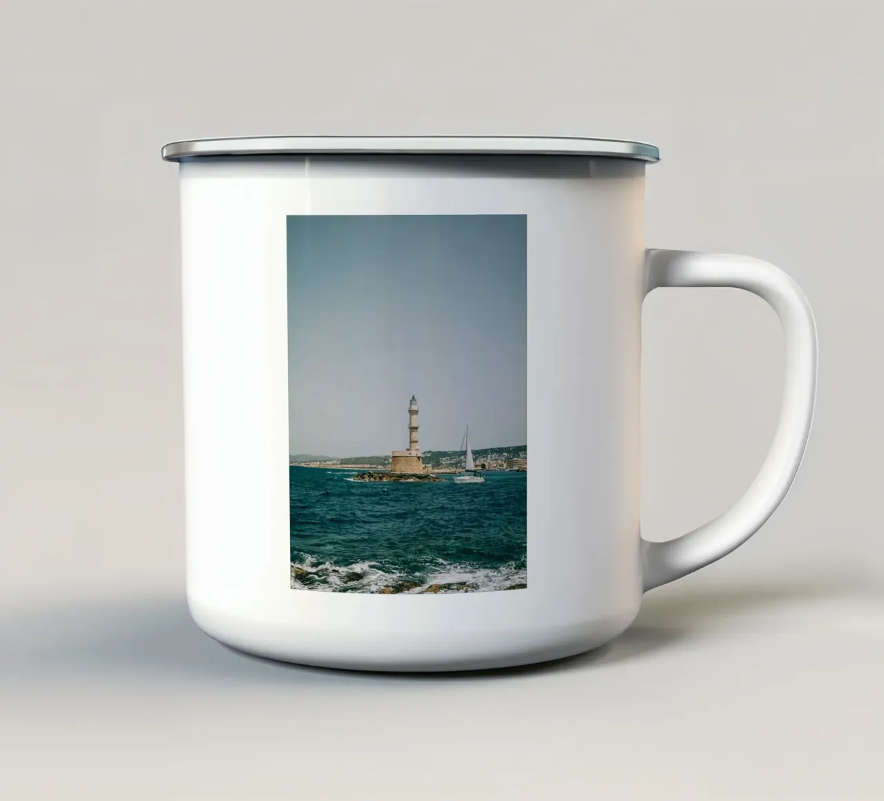 Faro a Creta con barca a vela | Vista mare Grecia tazza in smalto da Bold and Retro