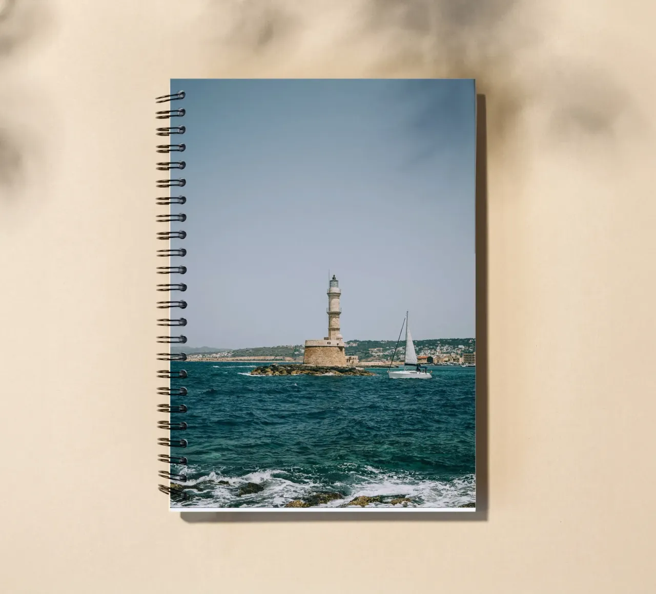 Phare en Crète avec voilier | Vue sur la mer Grèce carnet à spirale de Bold and Retro