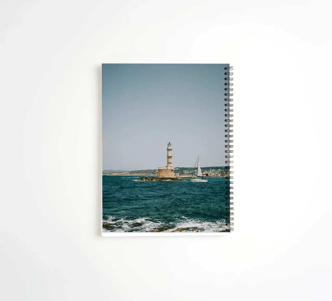 Phare en Crète avec voilier | Vue sur la mer Grèce carnet à spirale de Bold and Retro
