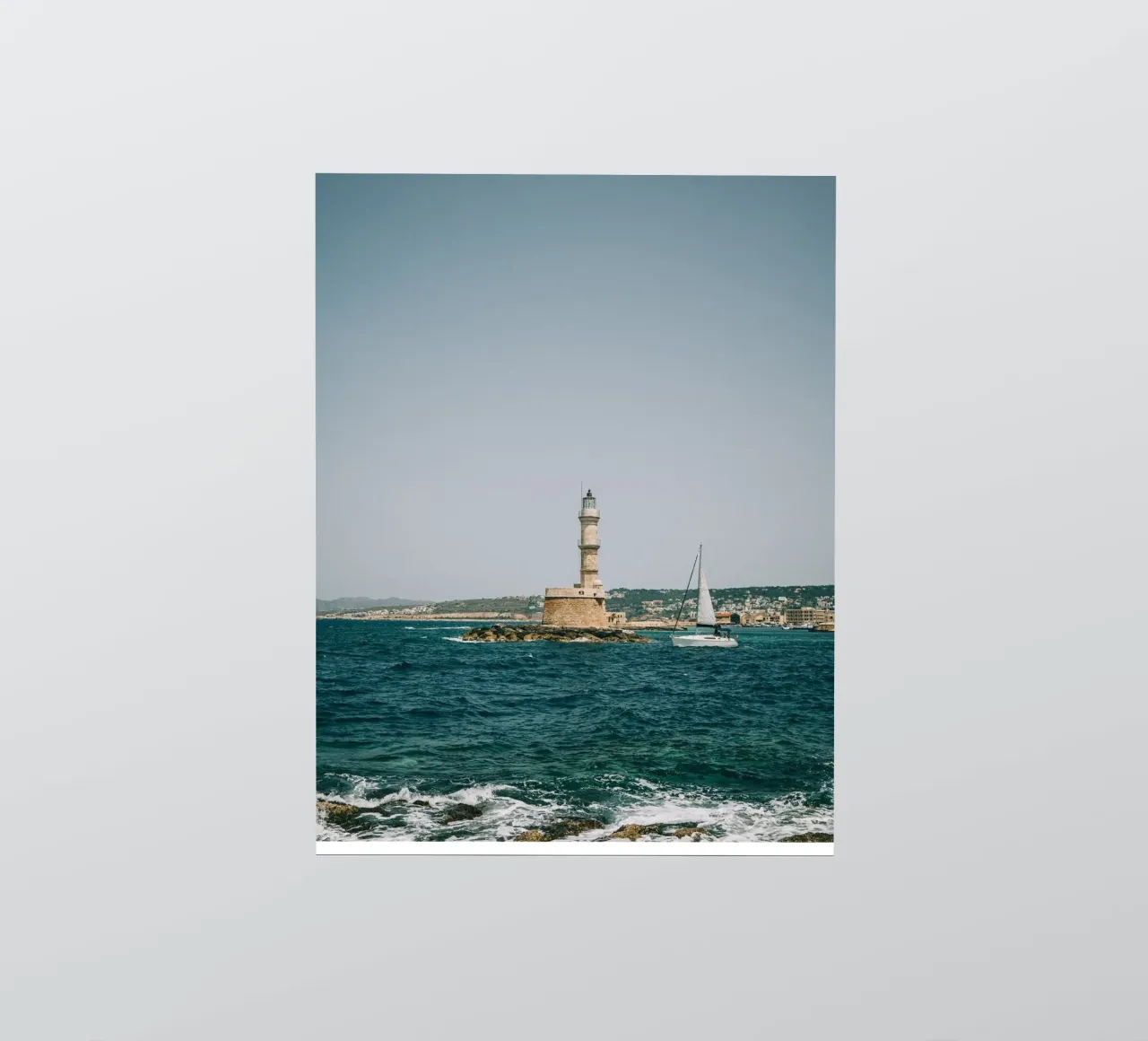 Phare en Crète avec voilier | Vue sur la mer Grèce autocollant de Bold and Retro