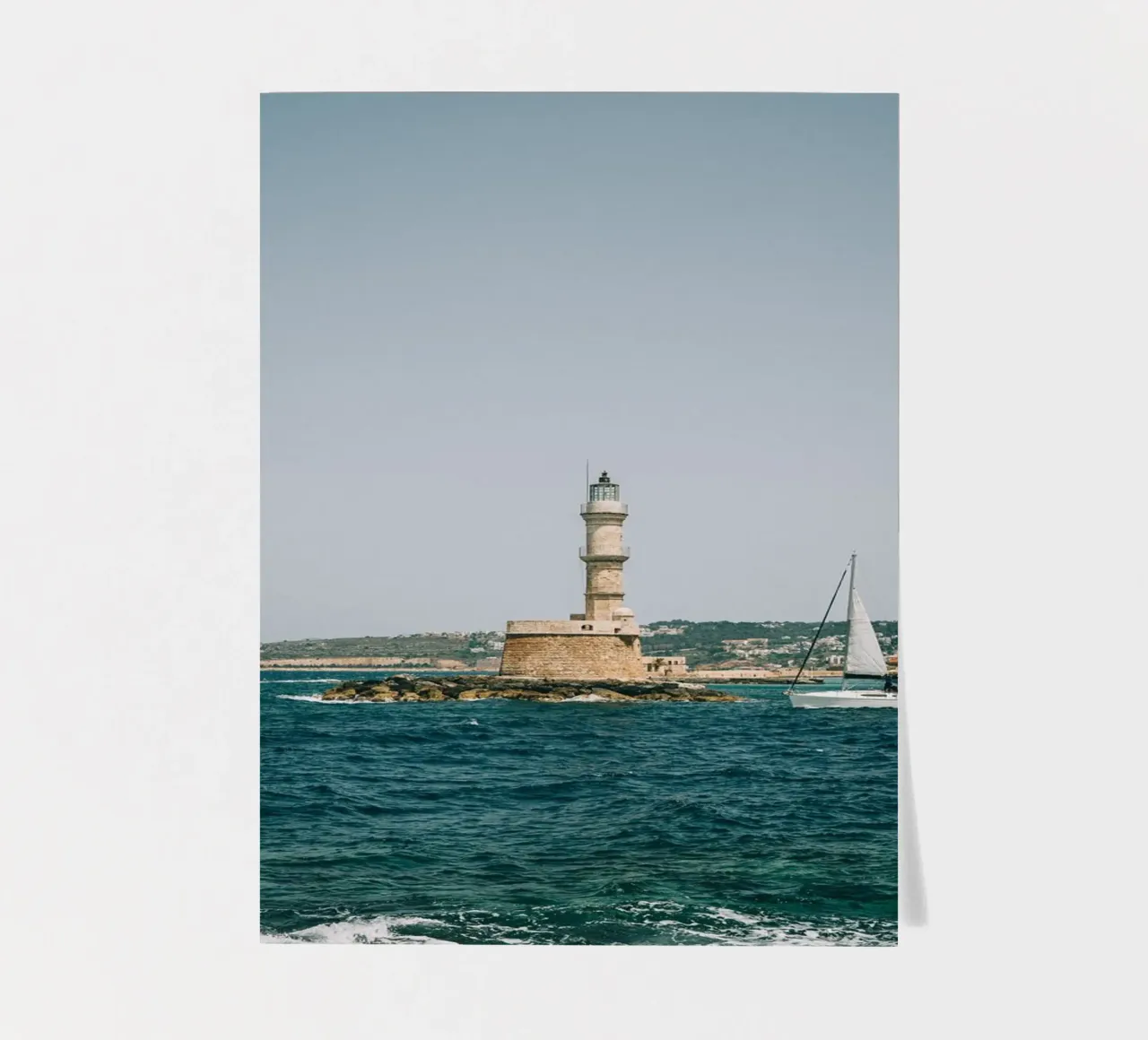 Phare en Crète avec voilier | Vue sur la mer Grèce planche autocollant de Bold and Retro