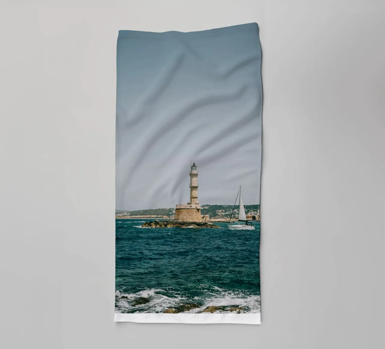 Phare en Crète avec voilier | Vue sur la mer Grèce serviette de bain de Bold and Retro