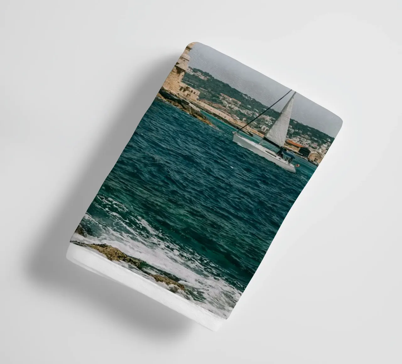 Phare en Crète avec voilier | Vue sur la mer Grèce serviette de bain de Bold and Retro