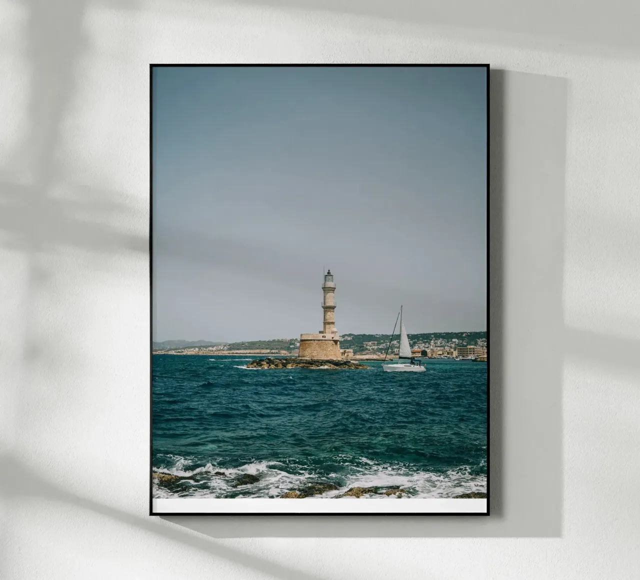 Phare en Crète avec voilier | Vue sur la mer Grèce plexiglas de Bold and Retro