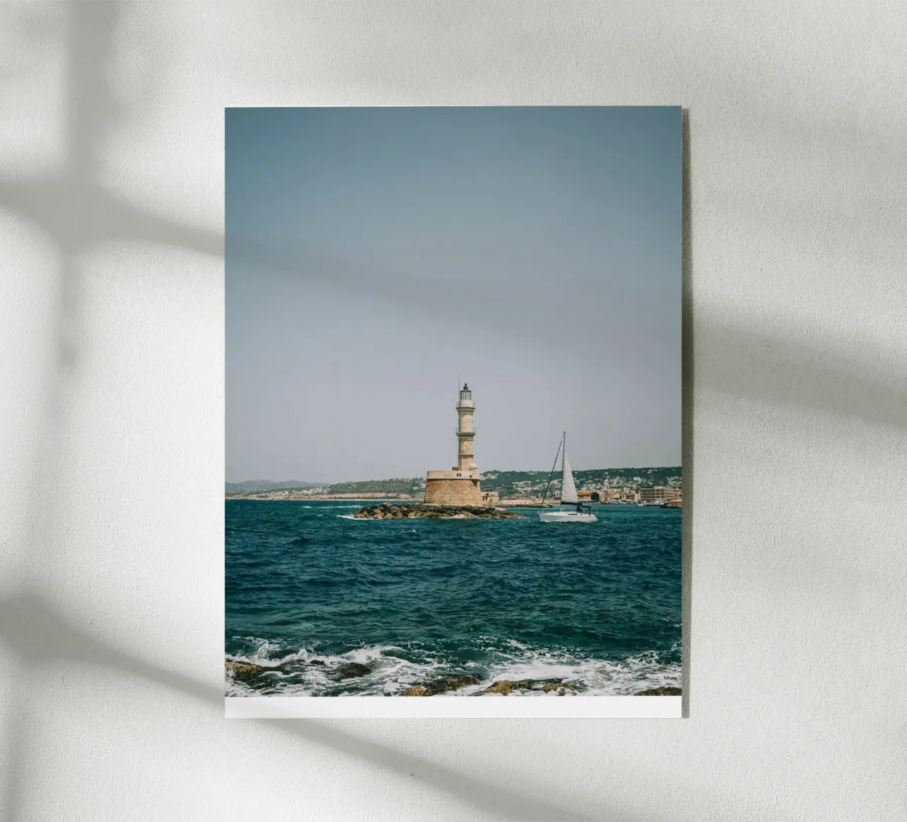 Phare en Crète avec voilier | Vue sur la mer Grèce plexiglas de Bold and Retro