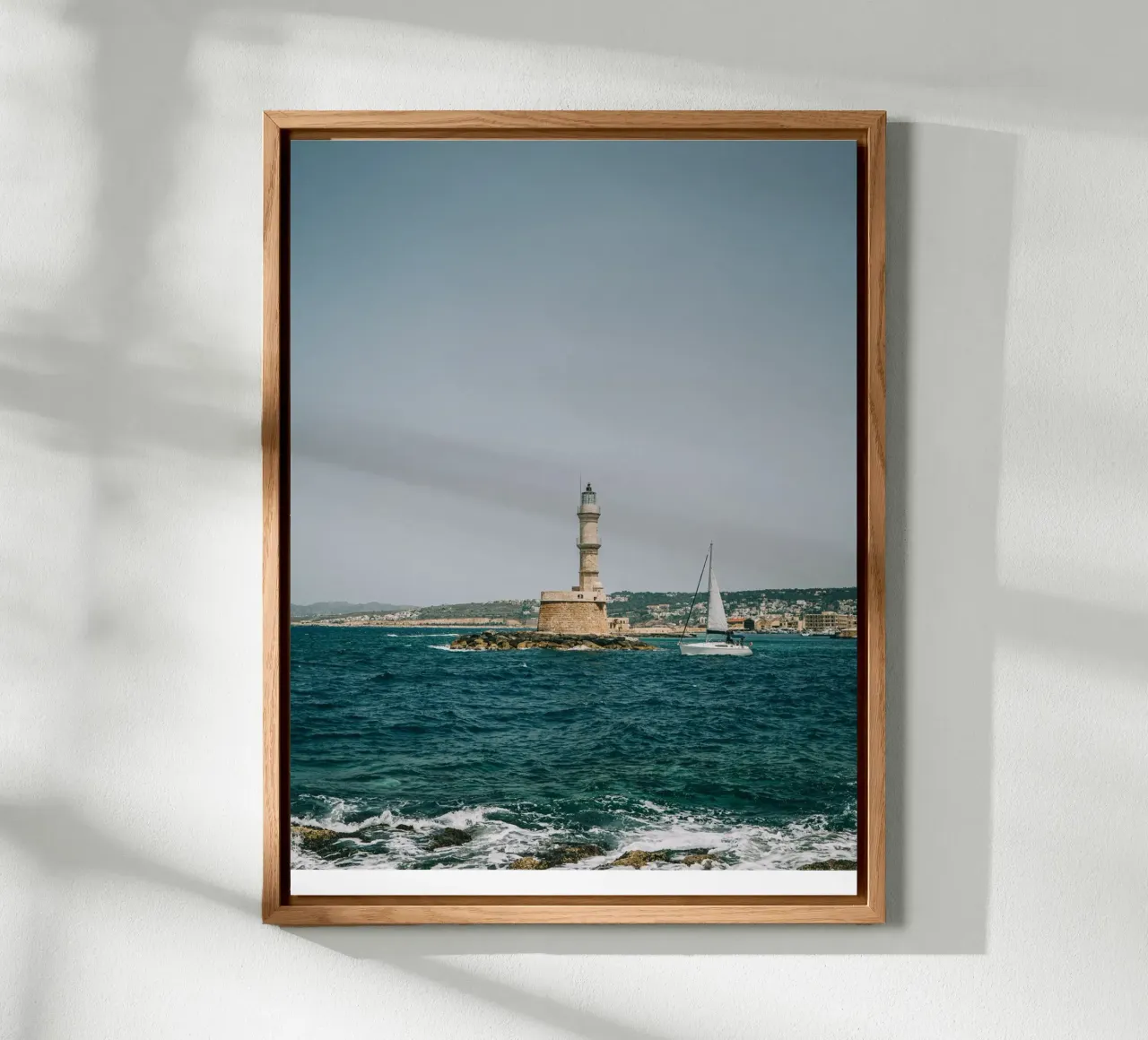 Phare en Crète avec voilier | Vue sur la mer Grèce alu dibond de Bold and Retro