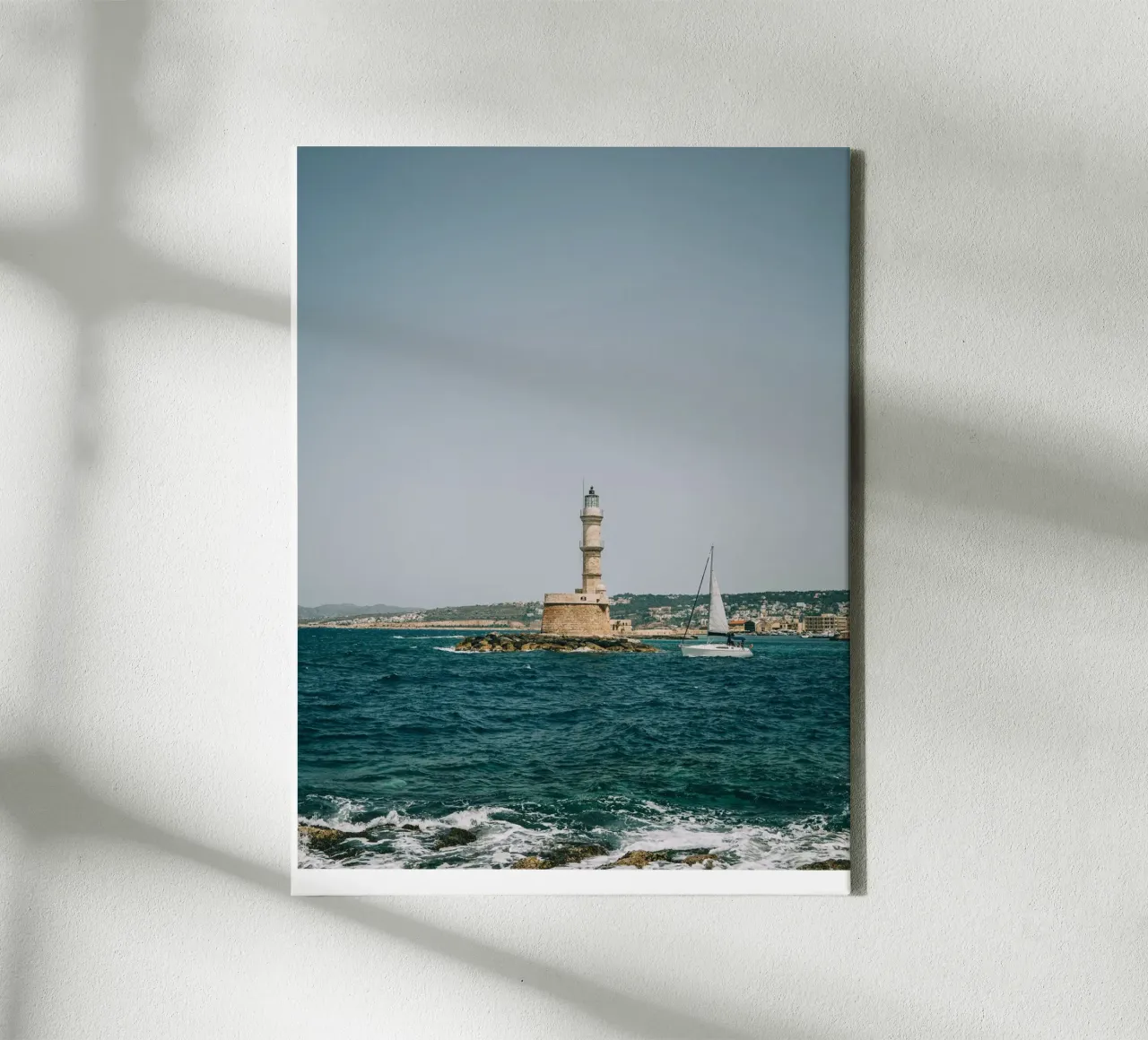 Phare en Crète avec voilier | Vue sur la mer Grèce toile de Bold and Retro
