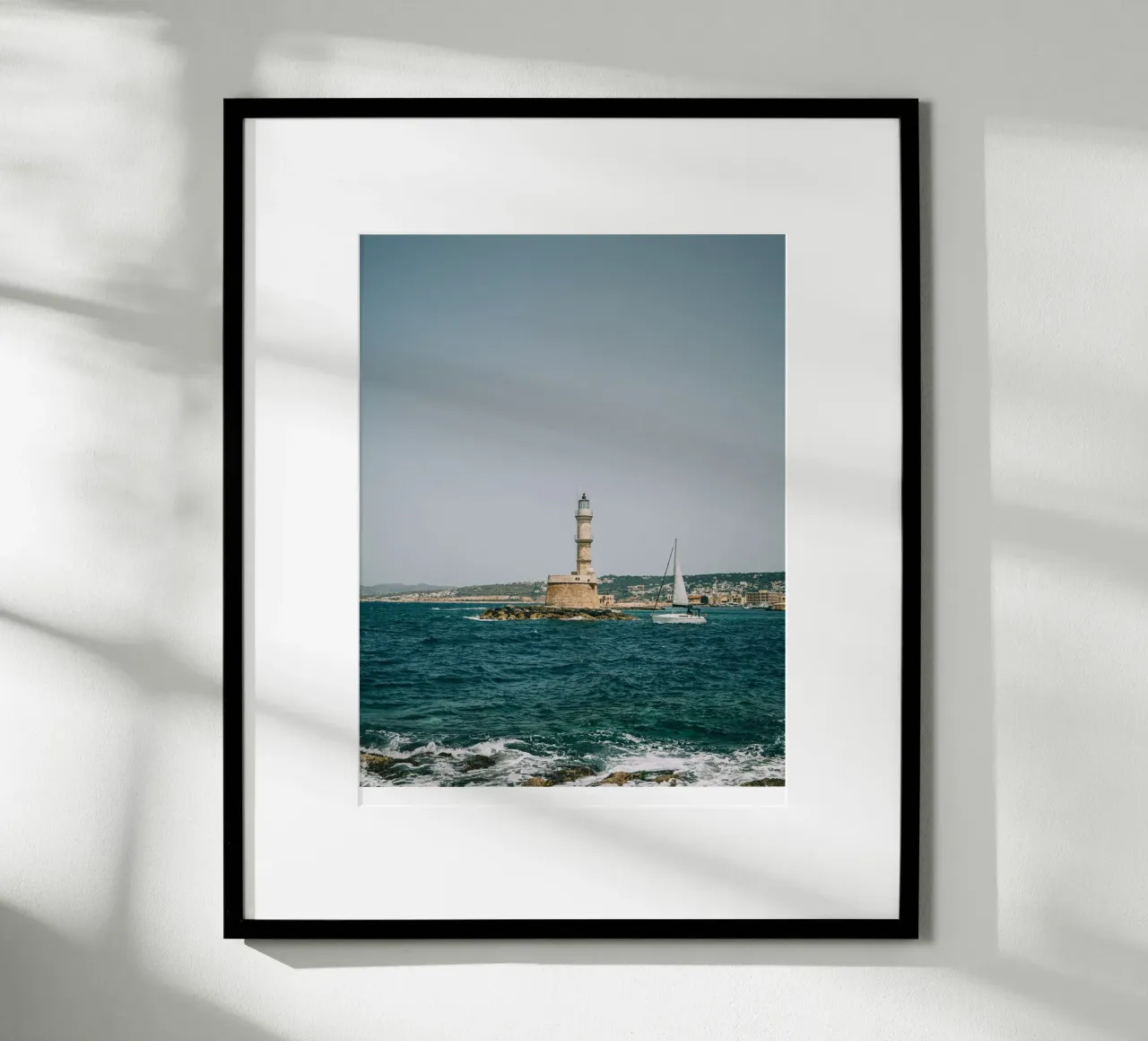 Phare en Crète avec voilier | Vue sur la mer Grèce hahnemühle de Bold and Retro
