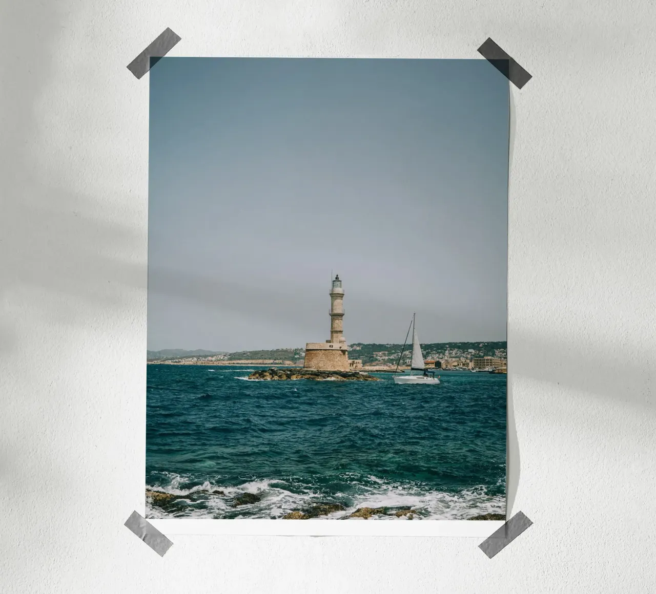 Phare en Crète avec voilier | Vue sur la mer Grèce hahnemühle de Bold and Retro