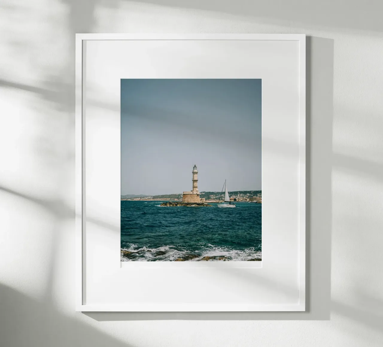 Phare en Crète avec voilier | Vue sur la mer Grèce hahnemühle de Bold and Retro