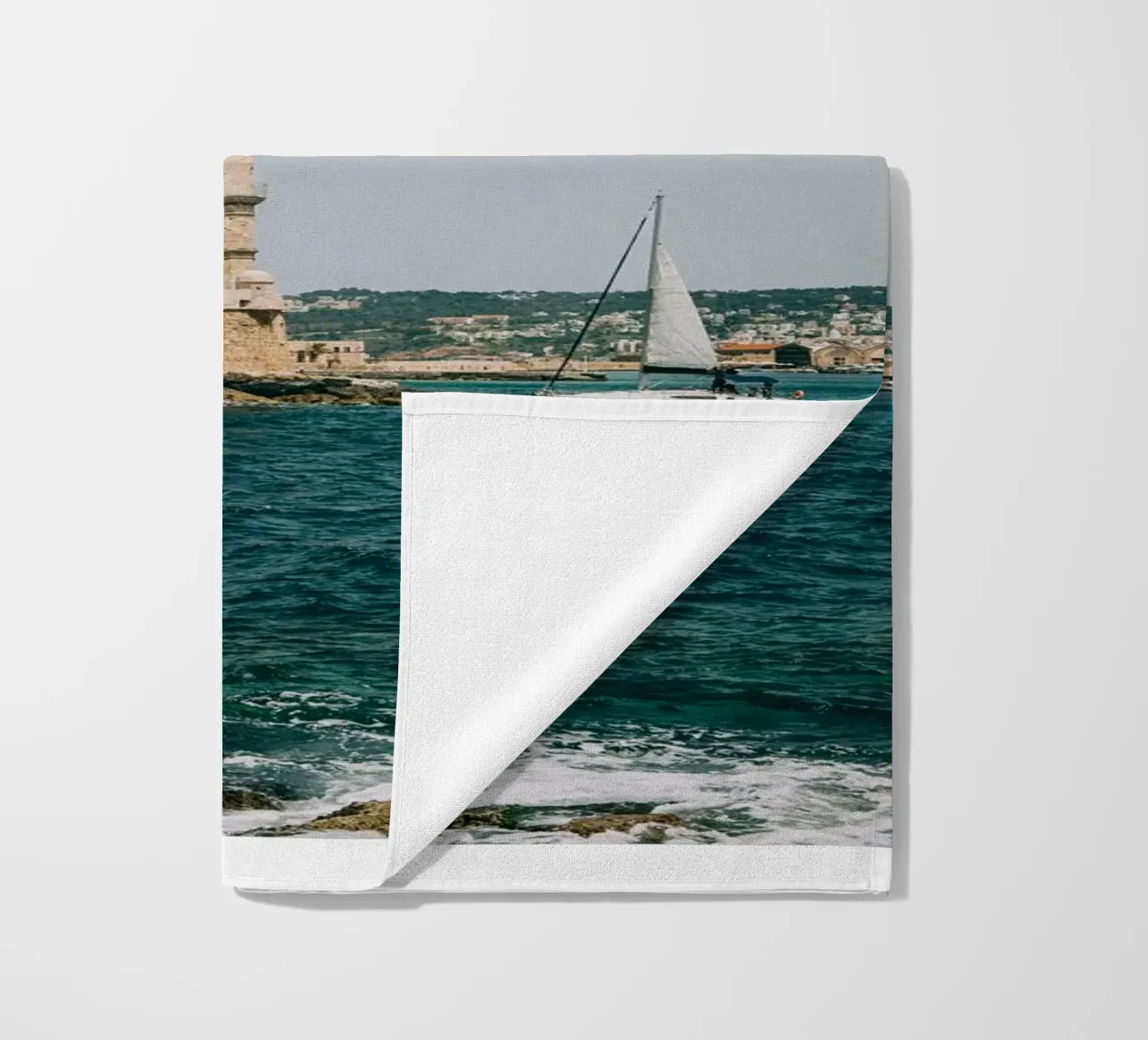 Faro a Creta con barca a vela | Vista mare Grecia telo mare da Bold and Retro