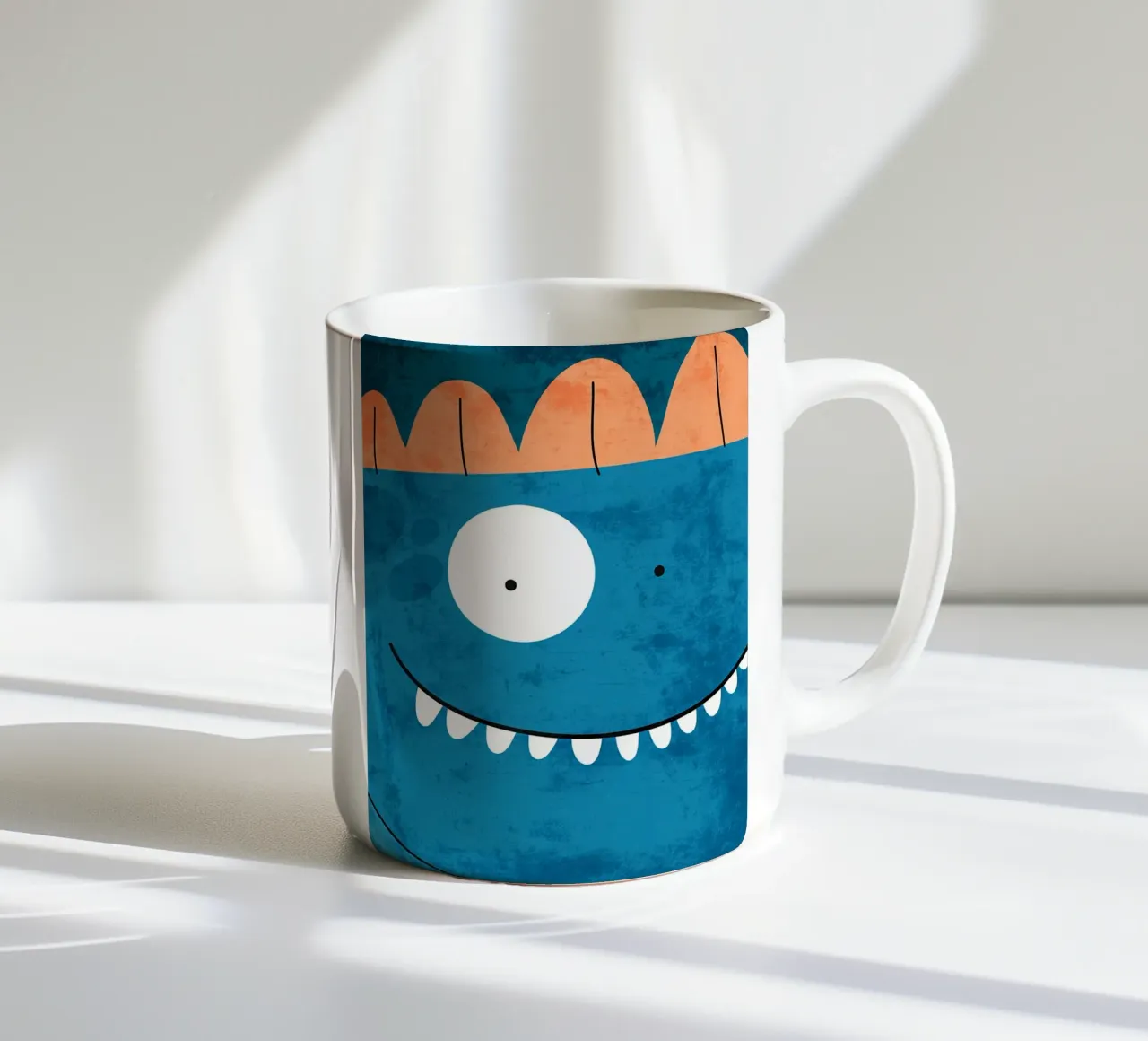 Faccia di mostro sorridente tazza in ceramica da EbrahimiStudio