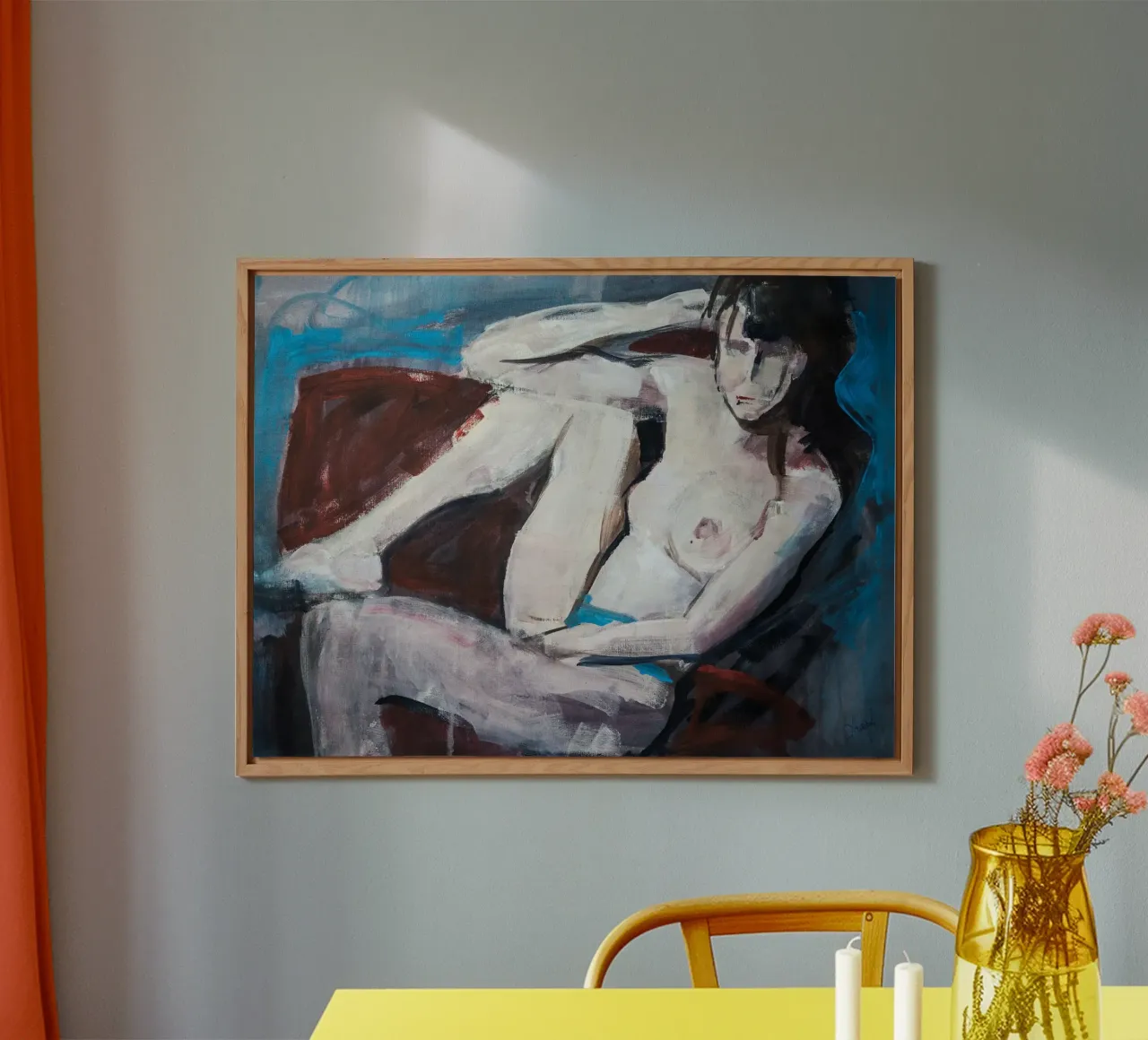 Girl On a red Couch alluminio dibond da Stoian Hitrov