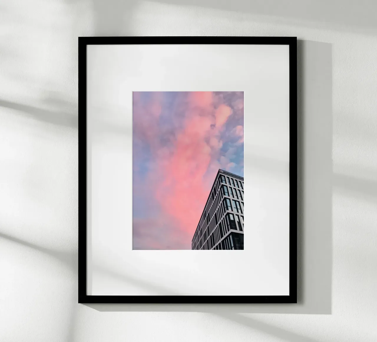 Pinksky - Biblioteca comunale di Stoccarda poster con telaio in legno da Roamance Studio