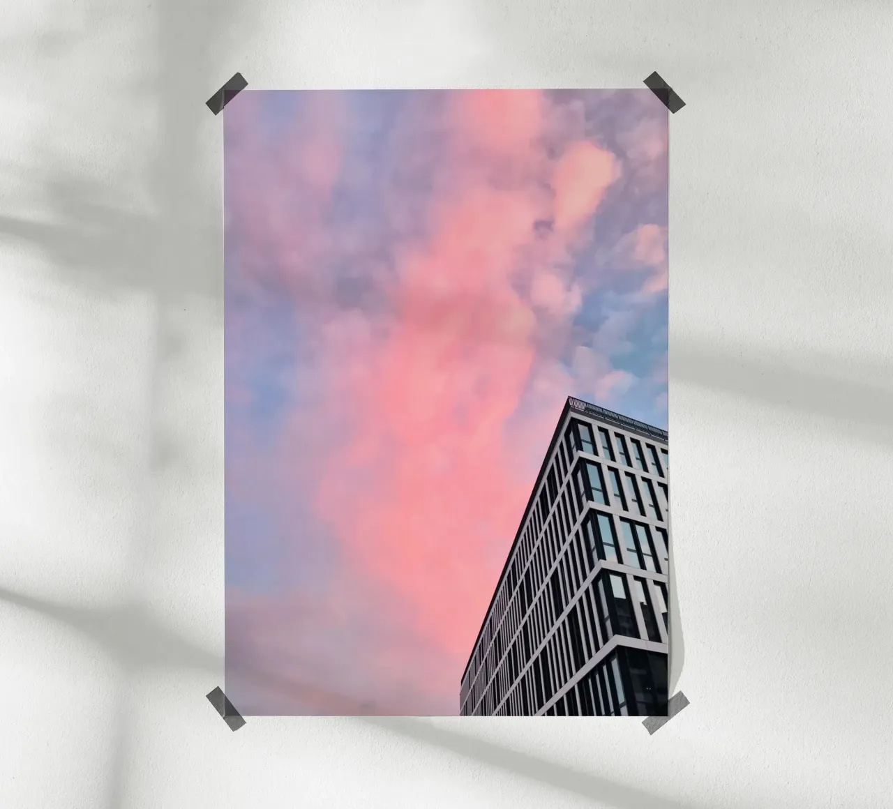 Pinksky - Biblioteca comunale di Stoccarda poster con telaio in legno da Roamance Studio