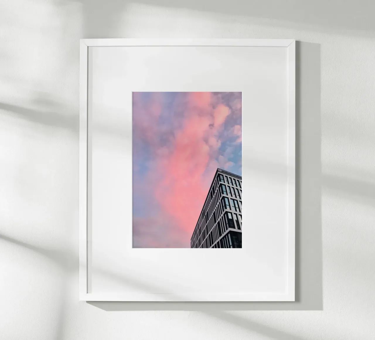 Pinksky - Biblioteca comunale di Stoccarda poster con telaio in legno da Roamance Studio