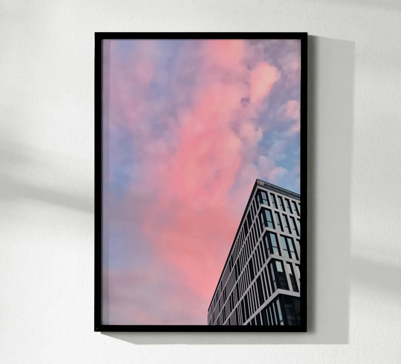 Pinksky - Biblioteca comunale di Stoccarda poster con telaio in legno da Roamance Studio