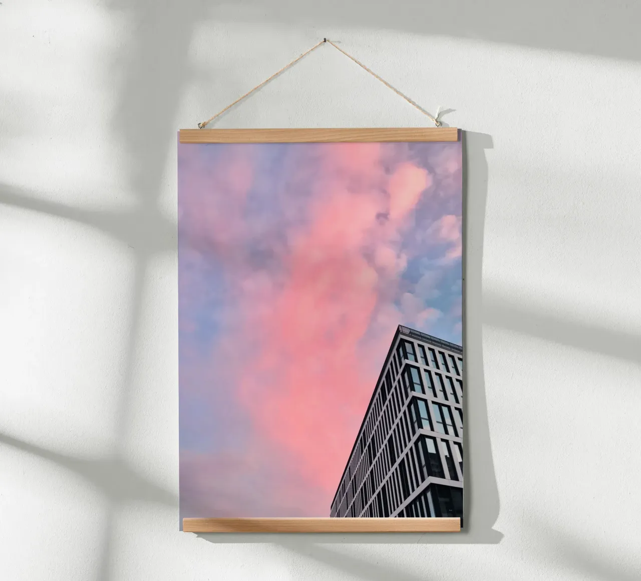 Pinksky - Biblioteca comunale di Stoccarda poster con telaio in legno da Roamance Studio