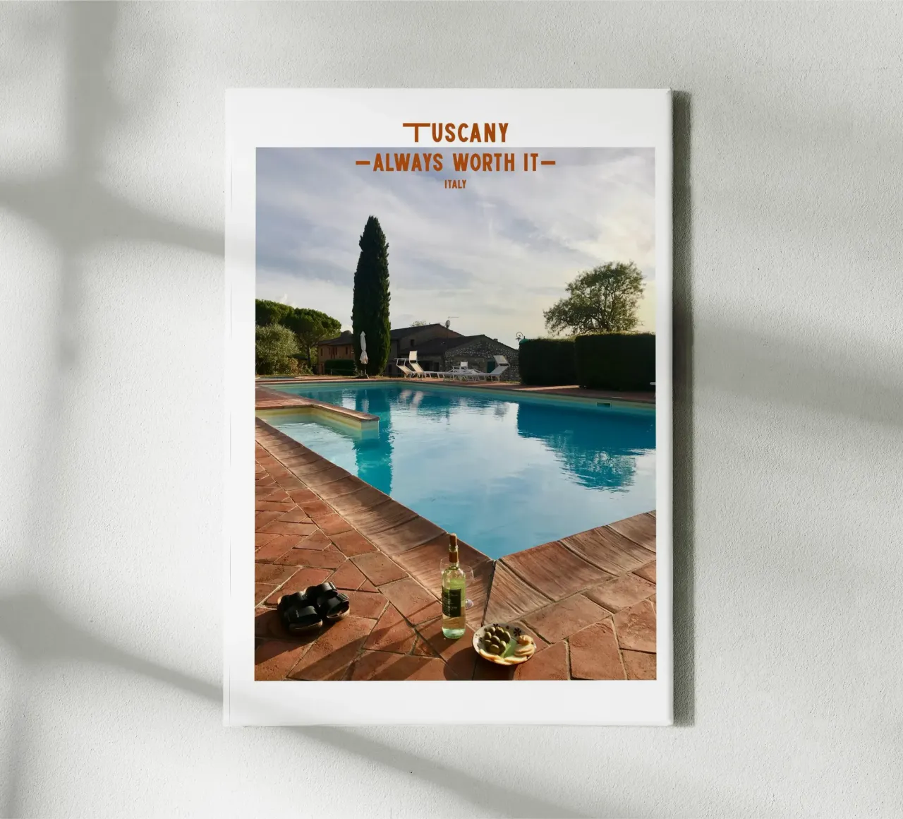 Am Pool in der Toskana, Italia tela con Cornice a cassetta da Roamance Studio