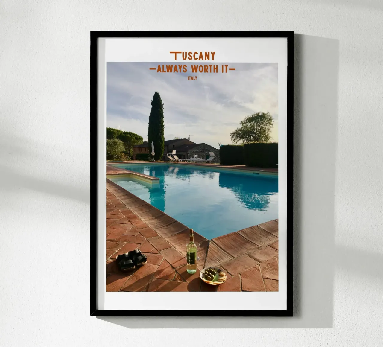 Am Pool in der Toskana, Italien Poster mit Aluminium Rahmen von Roamance Studio