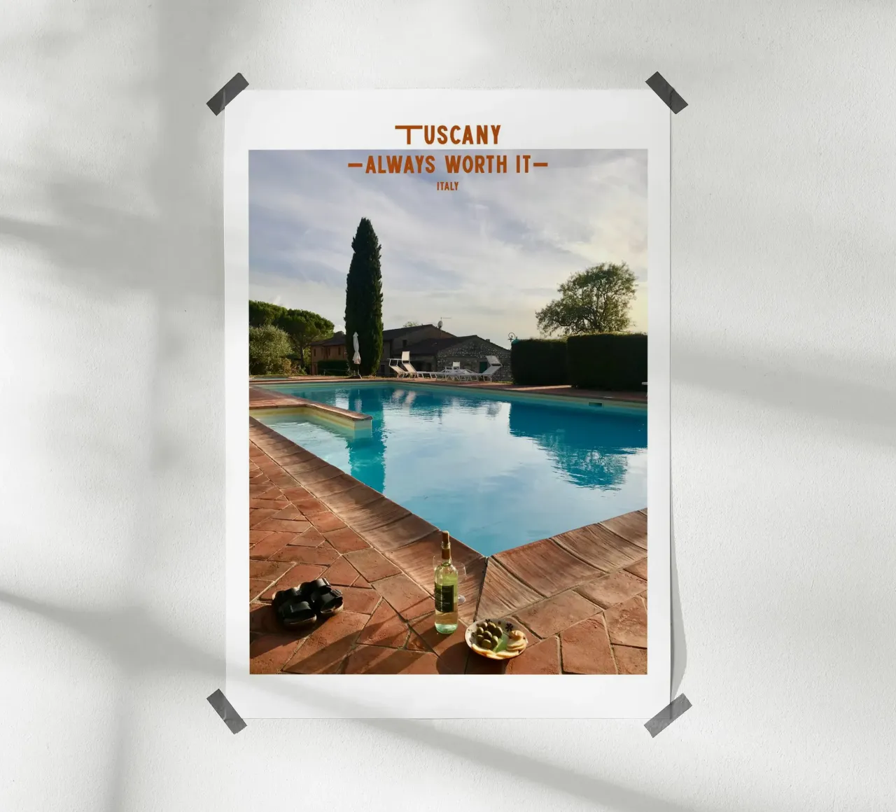 Am Pool in der Toskana, Italien Poster mit Aluminium Rahmen von Roamance Studio