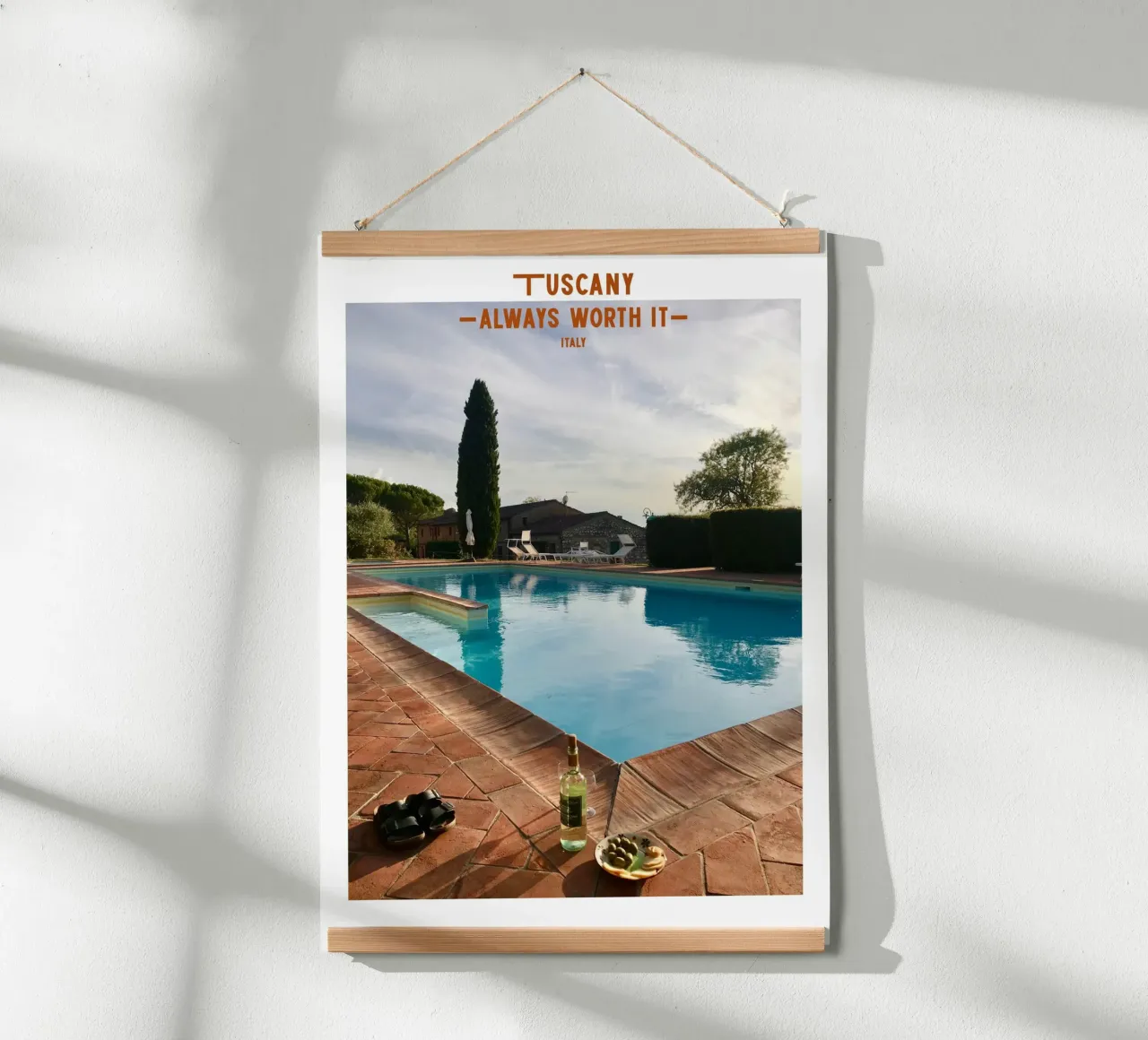 Am Pool in der Toskana, Italien Poster mit Aluminium Rahmen von Roamance Studio