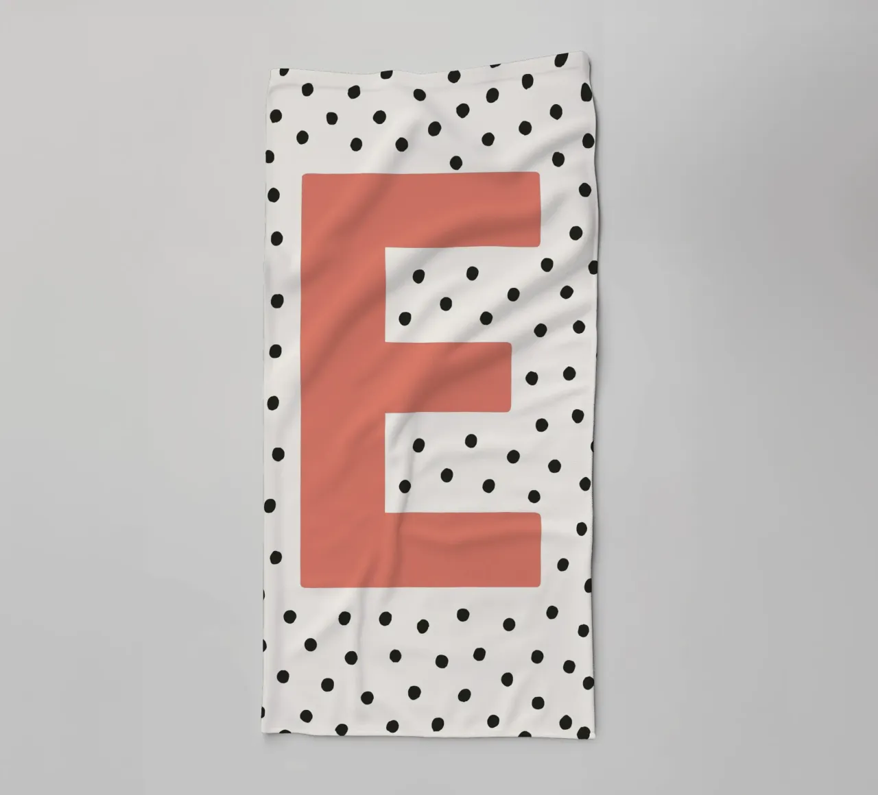 Initiale E sur motif à pois - style scandinave serviette de bain de KidzStudio