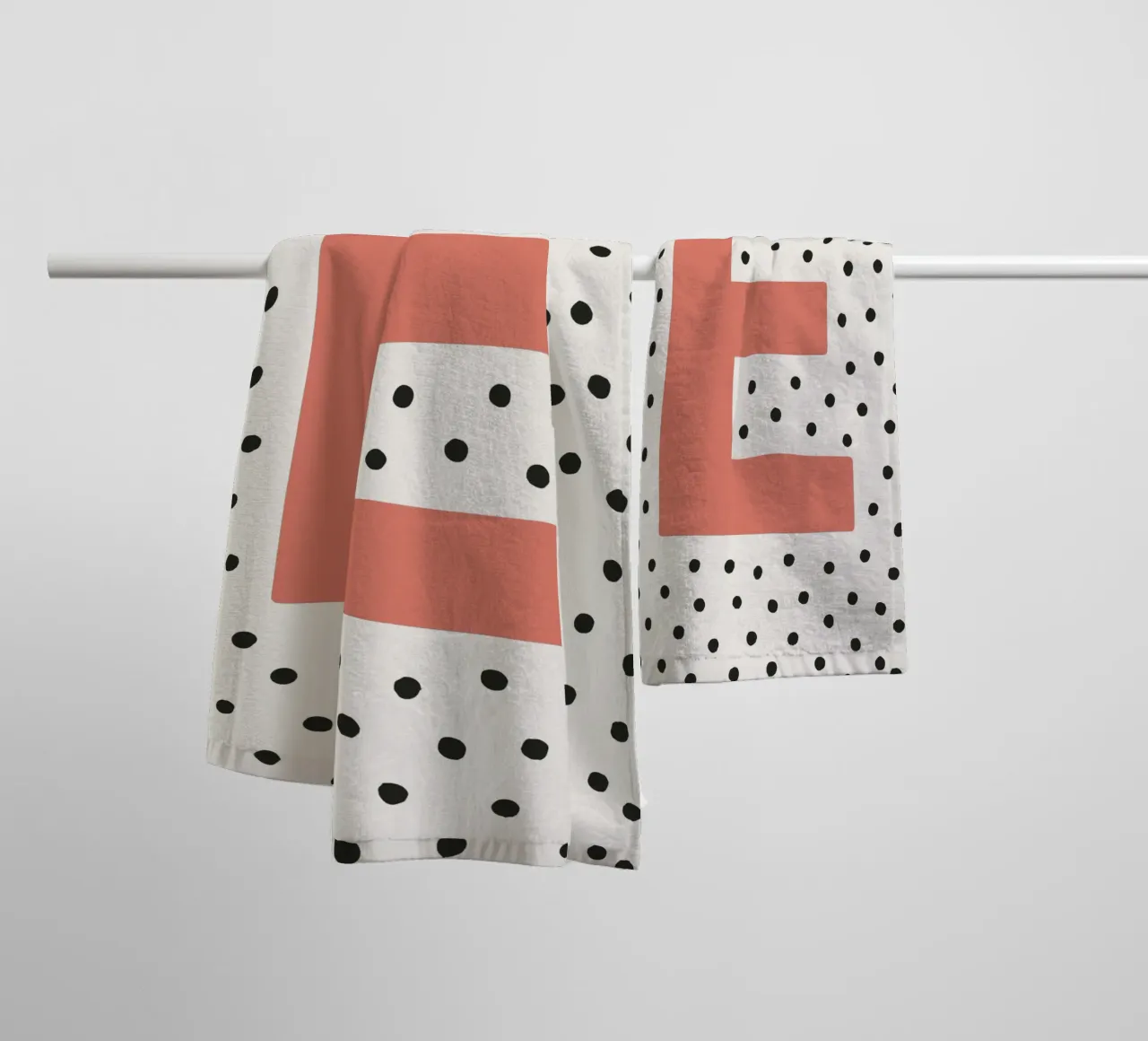 Initiale E sur motif à pois - style scandinave serviette de bain de KidzStudio