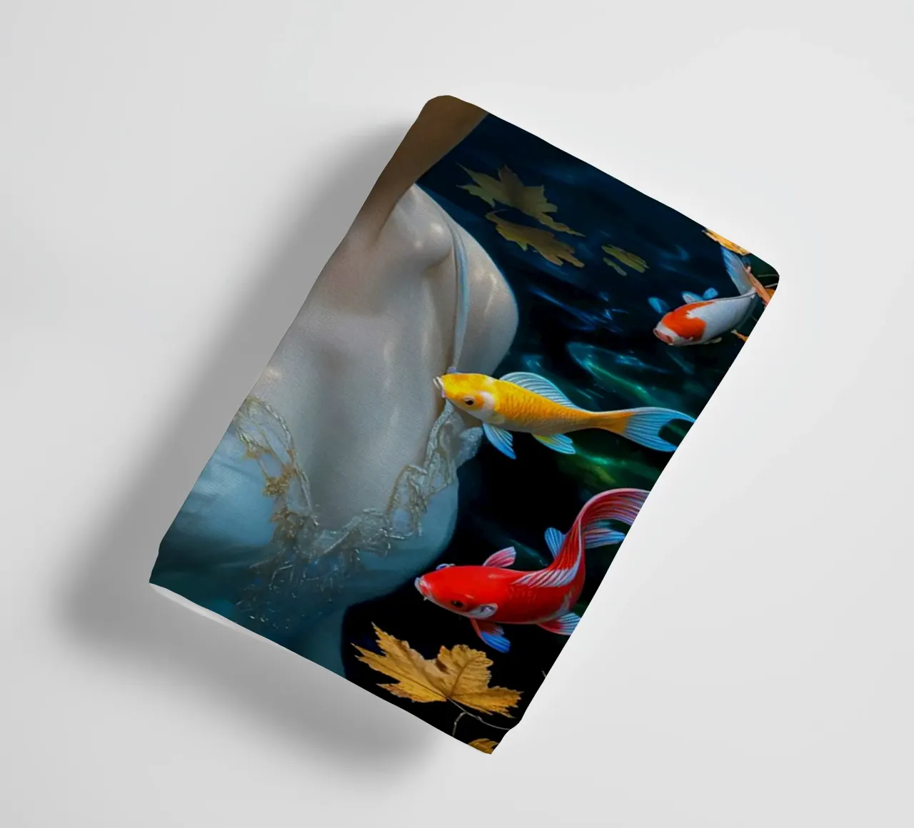 Underwater Serenity: Woman and Koi asciugamano da bagno da IMAGINE ART