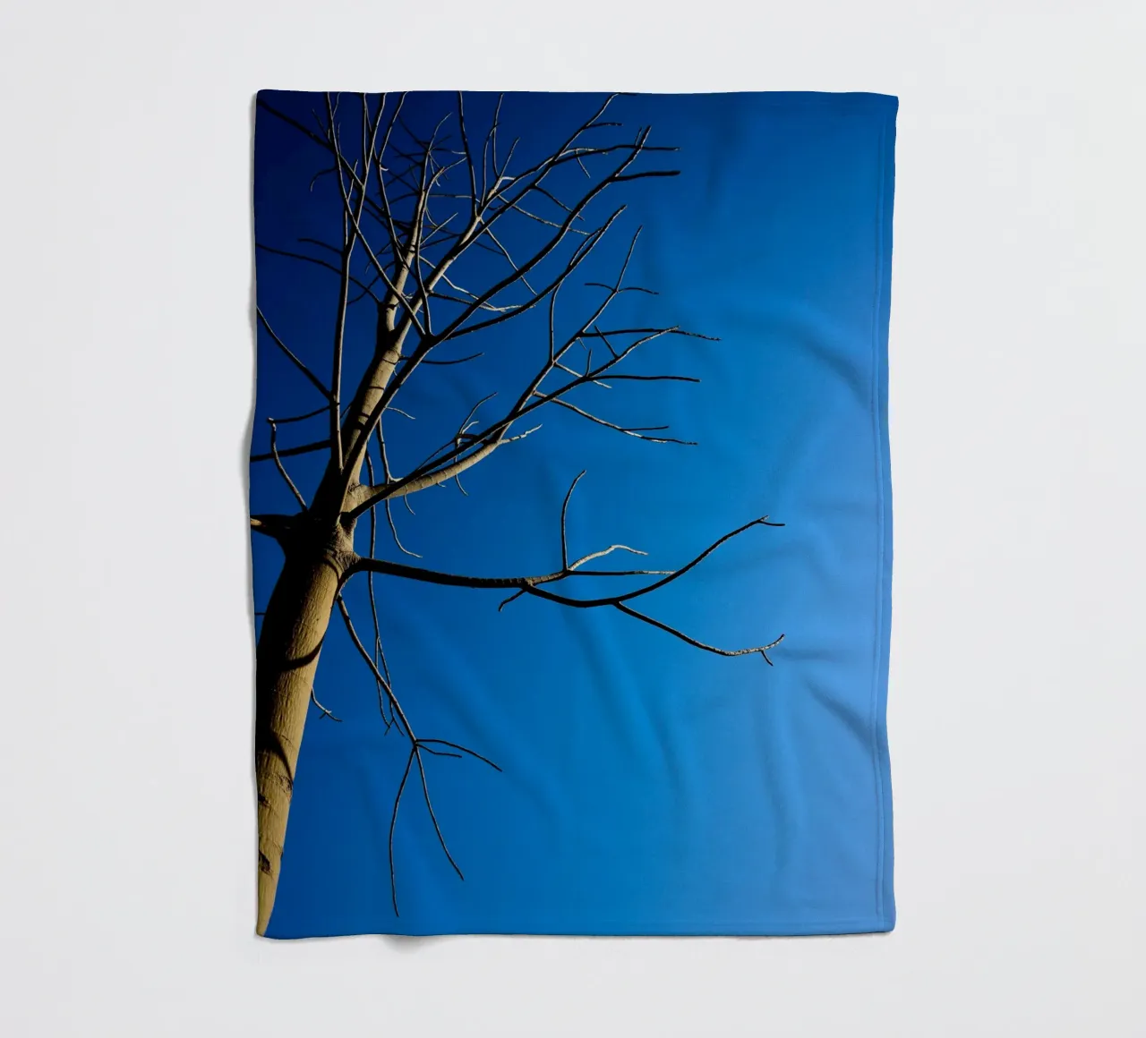 Albero nudo coperta in pile da Tal Paz-Fridman