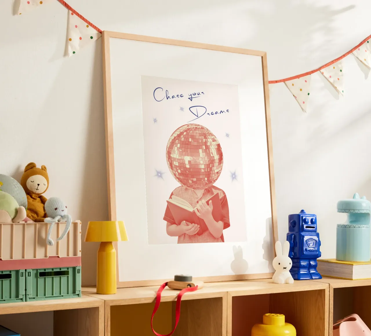 "Chase Your Dreams" Rote Diskokugel Kunstdruck Poster von homdeco