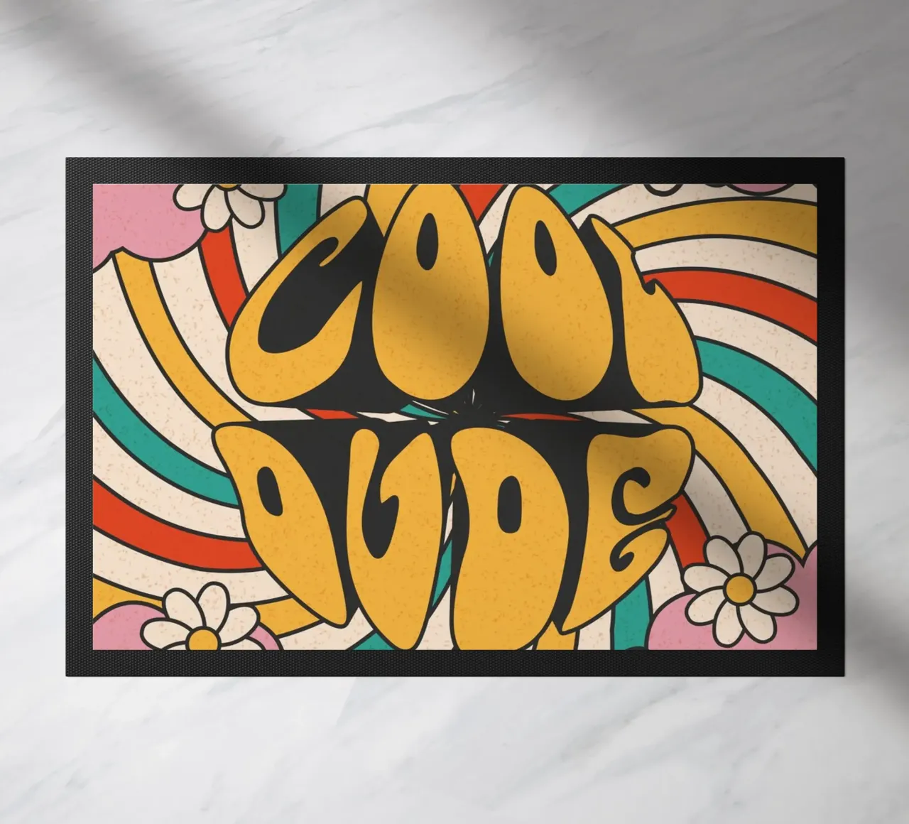 Groovy "Cool Dude" Retro Swirls & Gänseblümchen Kunst Fußmatte von homdeco