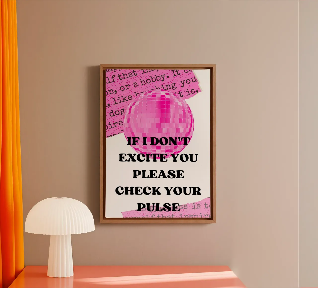 Rosa Disco-Kugel & kühnes Zitat - Pop-Art-Ästhetik Leinwand mit Schattenfugenrahmen von homdeco