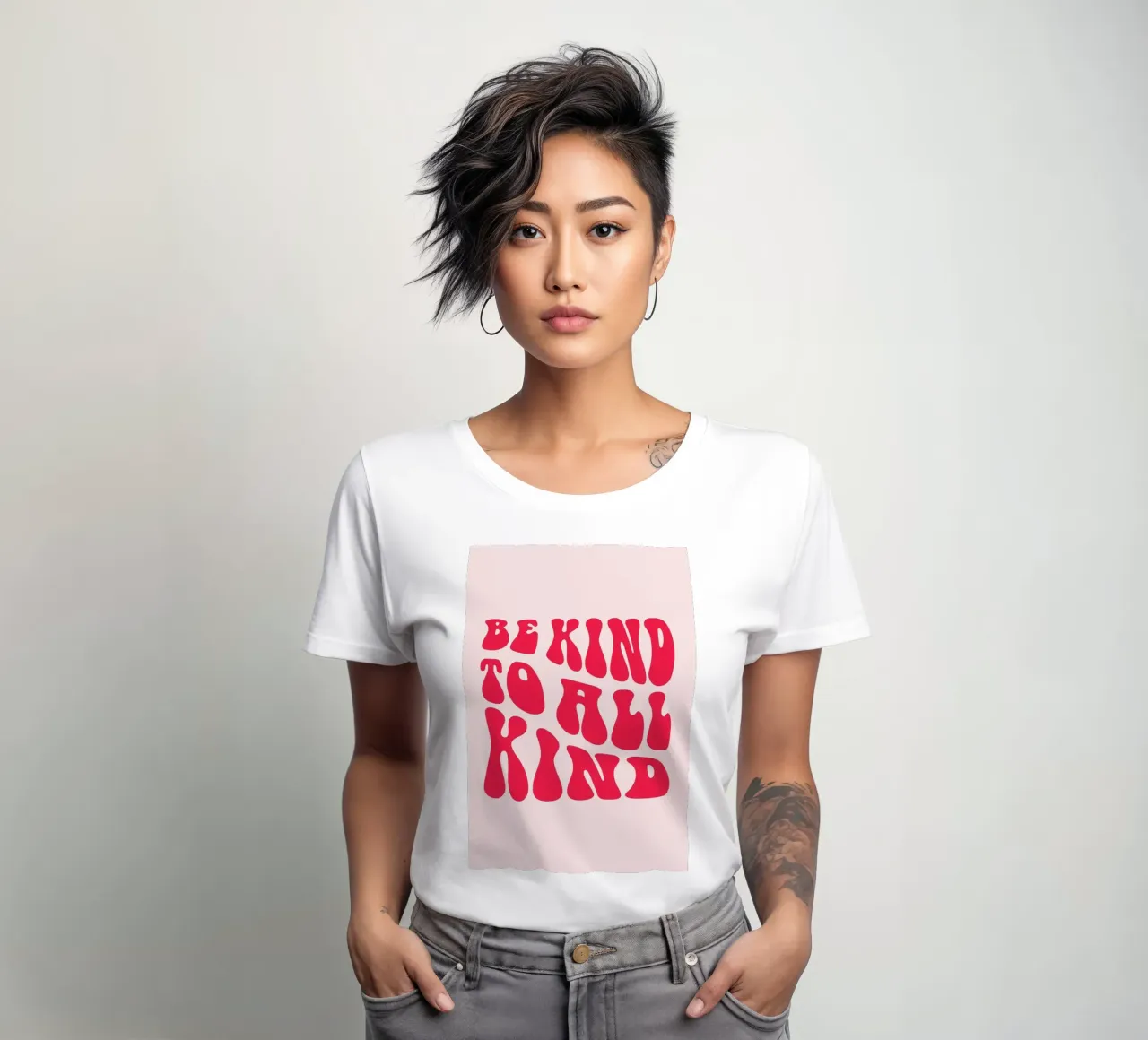 "Be Kind To All Kind" Citation rétro - Groovy Message Art t-shirt ajusté pour femmes de homdeco