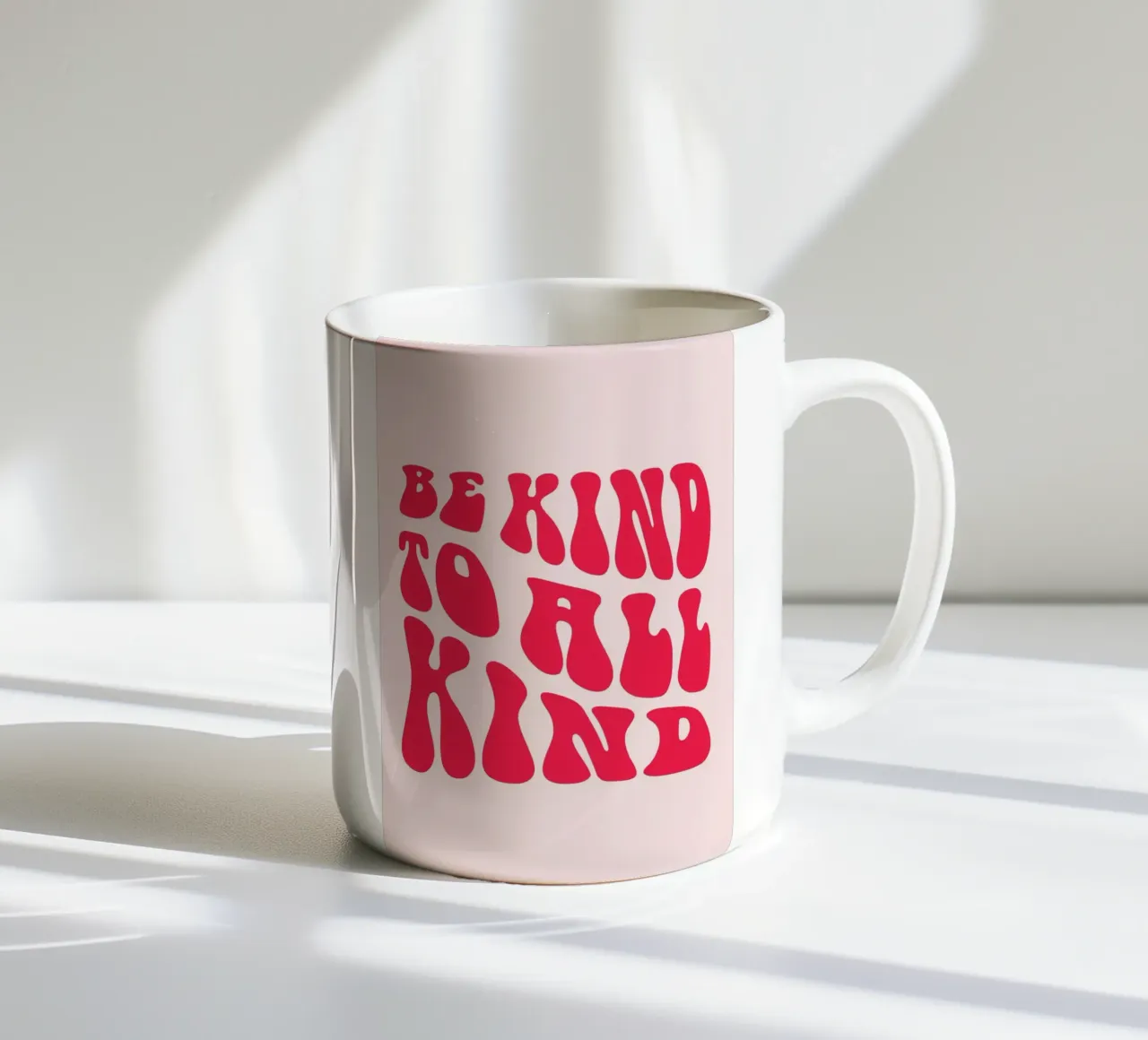 "Be Kind To All Kind" Citation rétro - Groovy Message Art mug en céramique de homdeco