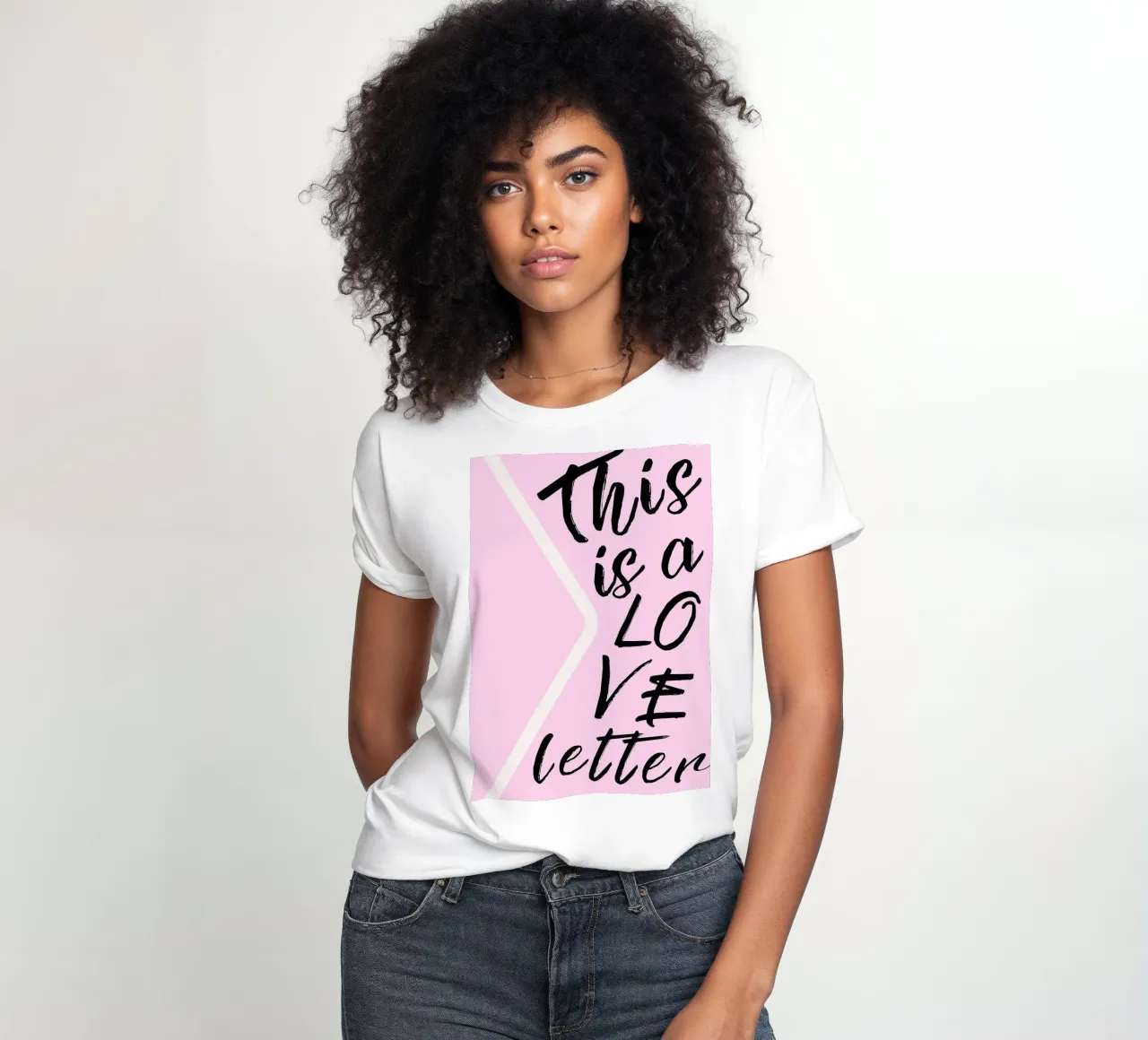 "Questa è una lettera d'amore" - Scrittura rosa e nera t-shirt da donna da homdeco