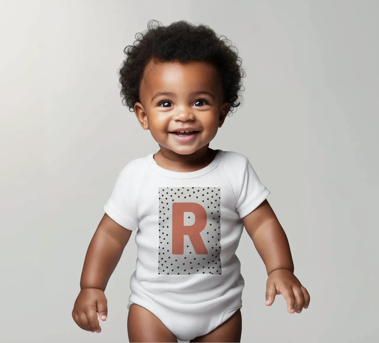 Initiale R auf Punktemuster – Skandinavischer Stil Kurzarm Babybody von KidzStudio