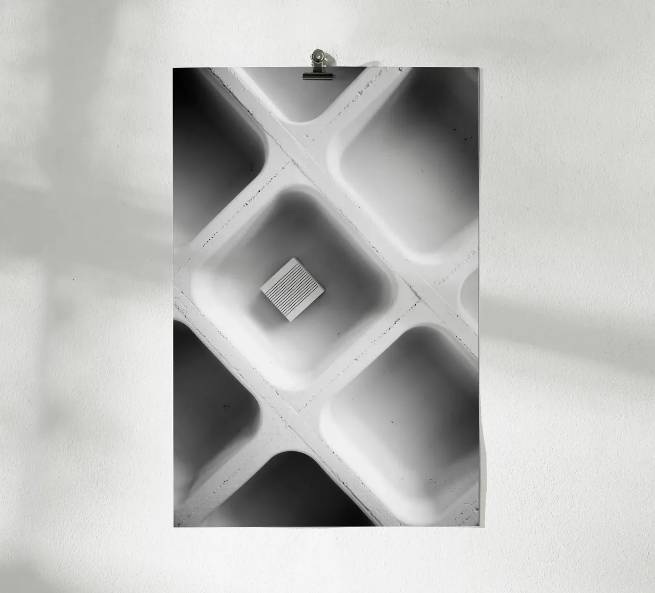 Il suono del silenzio poster con telaio in legno da Tal Paz-Fridman