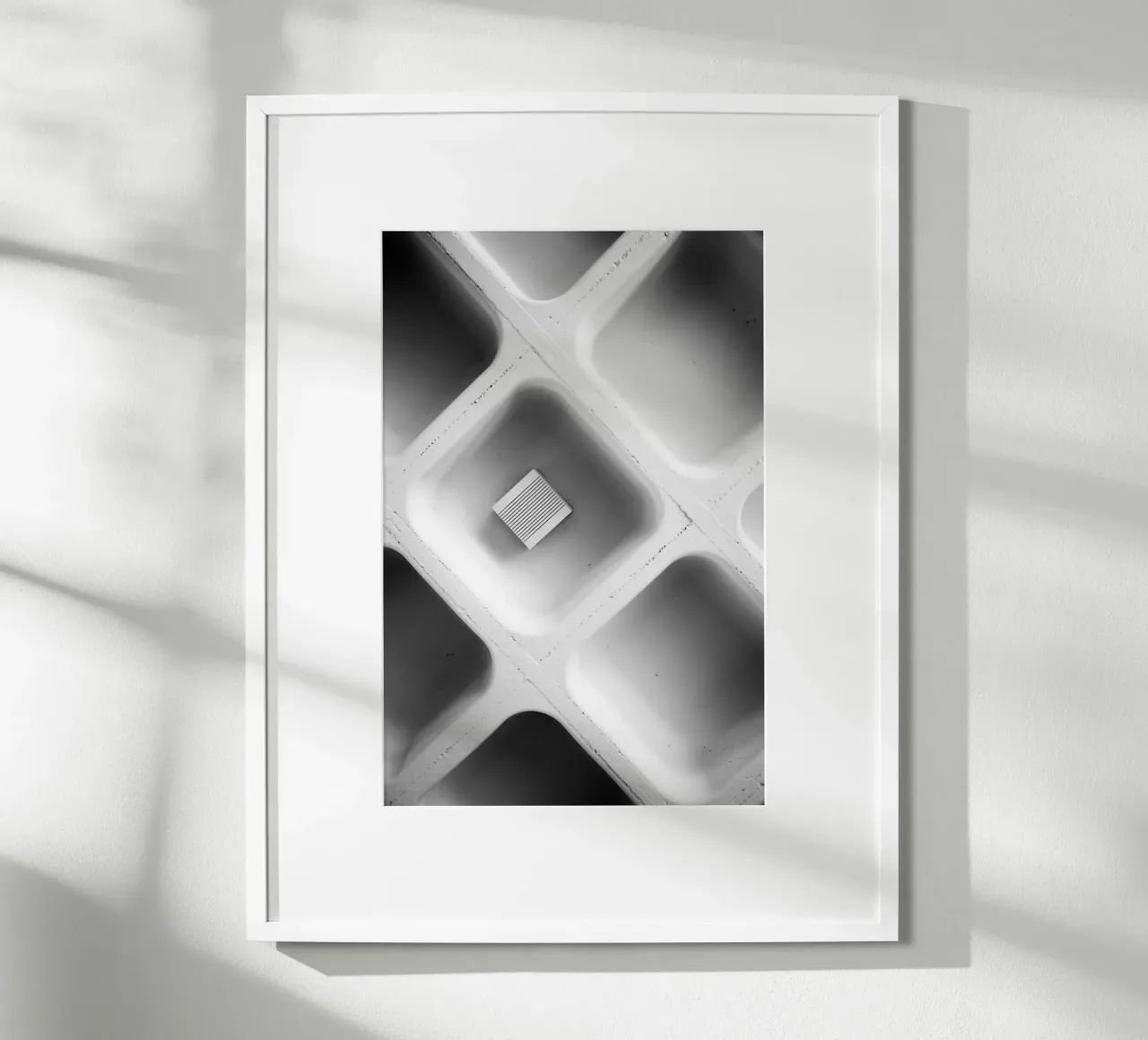 Il suono del silenzio poster con telaio in legno da Tal Paz-Fridman