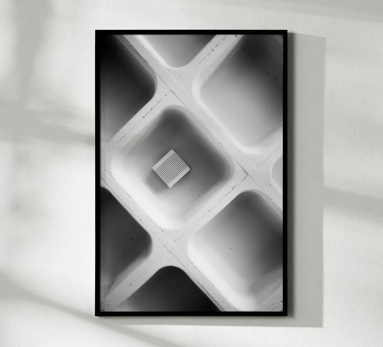 Il suono del silenzio poster con telaio in legno da Tal Paz-Fridman