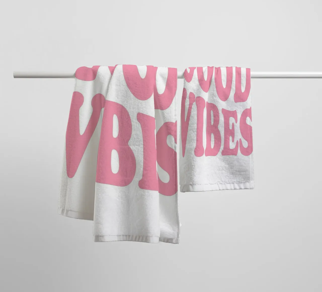 GOOD VIBES - Rosa Retro Bubble Font Kunstdruck Handtuch von homdeco