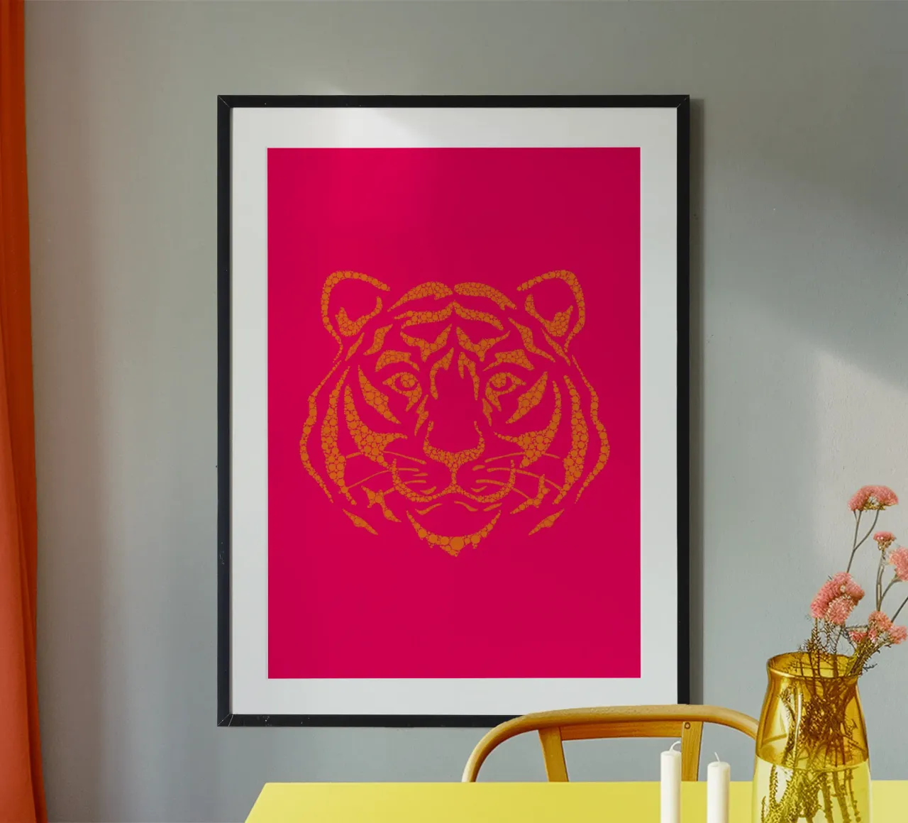 Testa di tigre Pop Art - Rosa neon e puntini arancioni poster con telaio in legno da homdeco