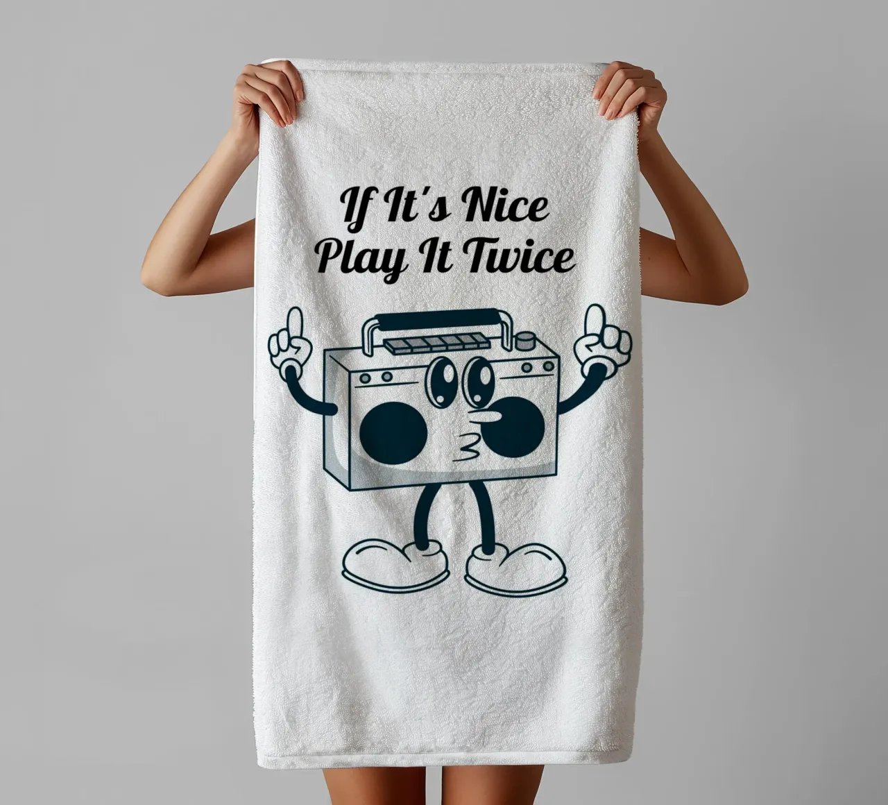 "If It's Nice Play It Twice" Retro Boombox Kunst Handtuch von homdeco