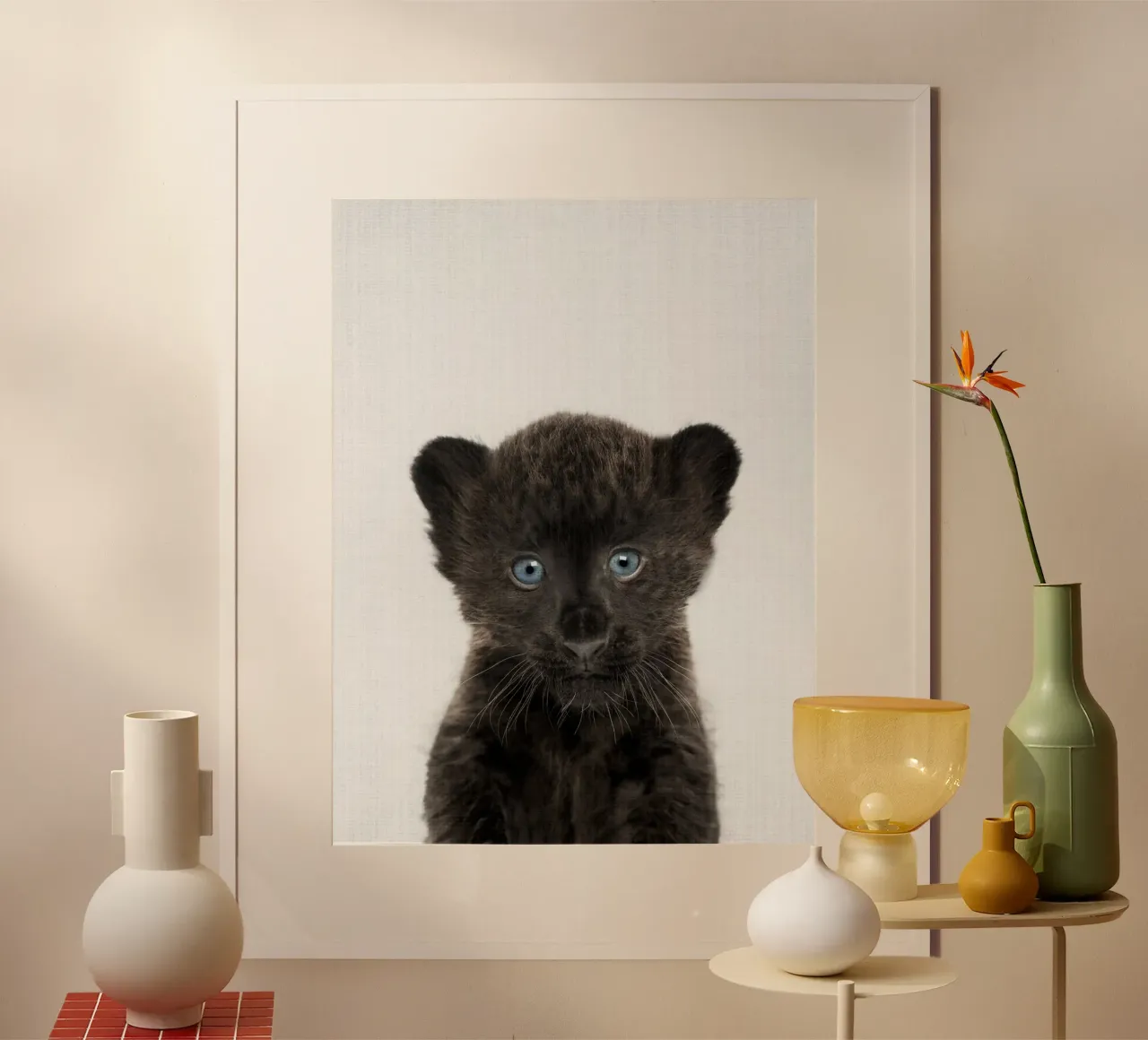 Peekaboo Baby Panther poster con telaio in alluminio da Lila x Lola