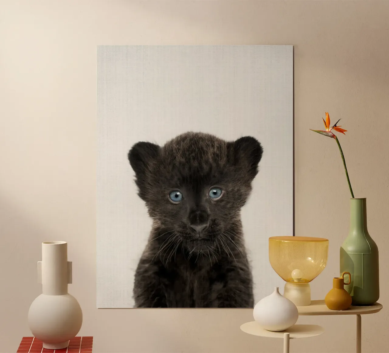 Peekaboo Baby Panther poster con telaio in alluminio da Lila x Lola