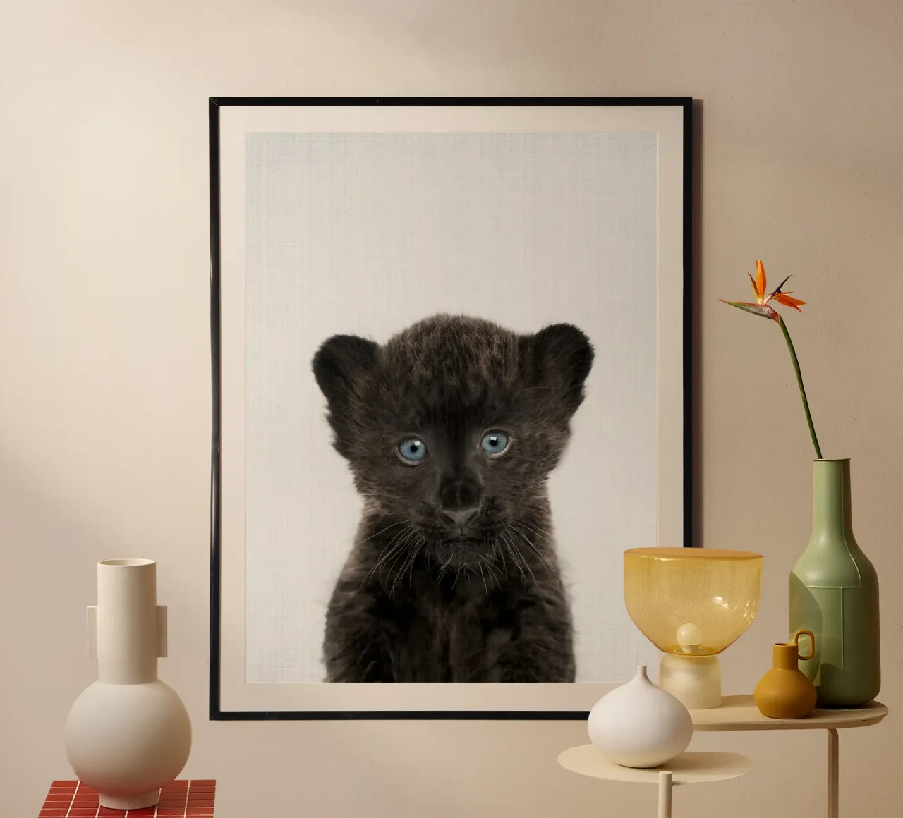 Peekaboo Baby Panther poster con telaio in alluminio da Lila x Lola