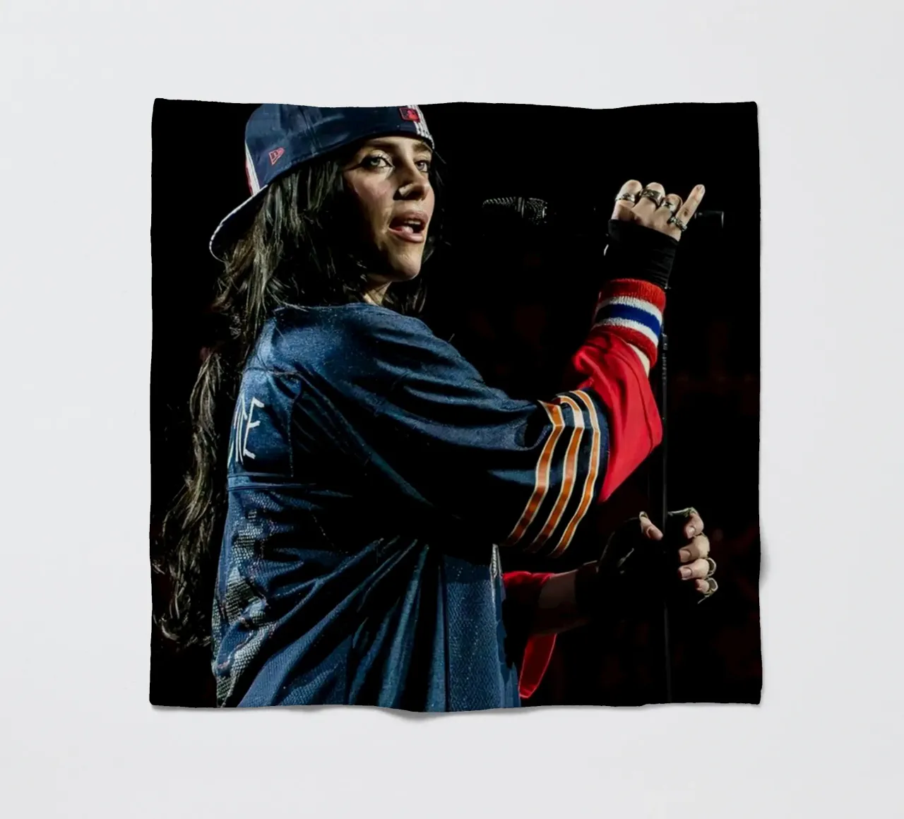 Billie Eilish coperta in pile da Musadad Shop